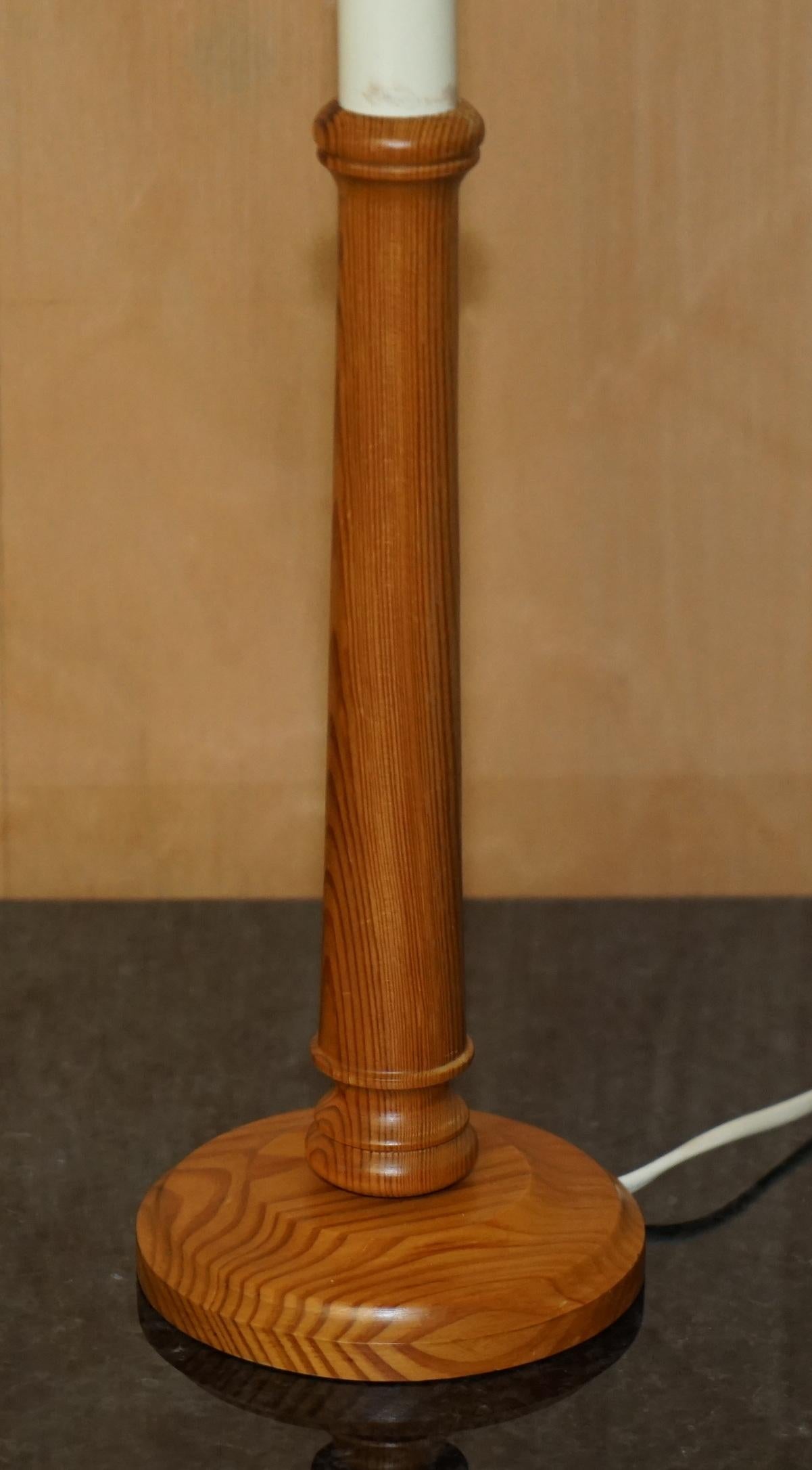 ViNTAGE PAR DE LÁMPARAS DE MESA INGLÉS DE ROBLE TIGRE CON VELAS CIRCA 1970'S Hecho a mano en venta