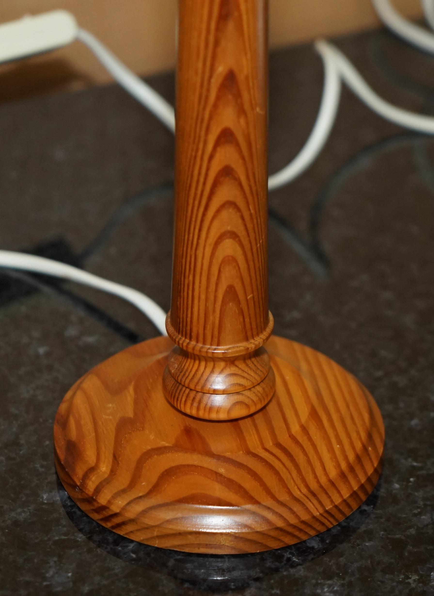 ViNTAGE PAR DE LÁMPARAS DE MESA INGLÉS DE ROBLE TIGRE CON VELAS CIRCA 1970'S Roble en venta