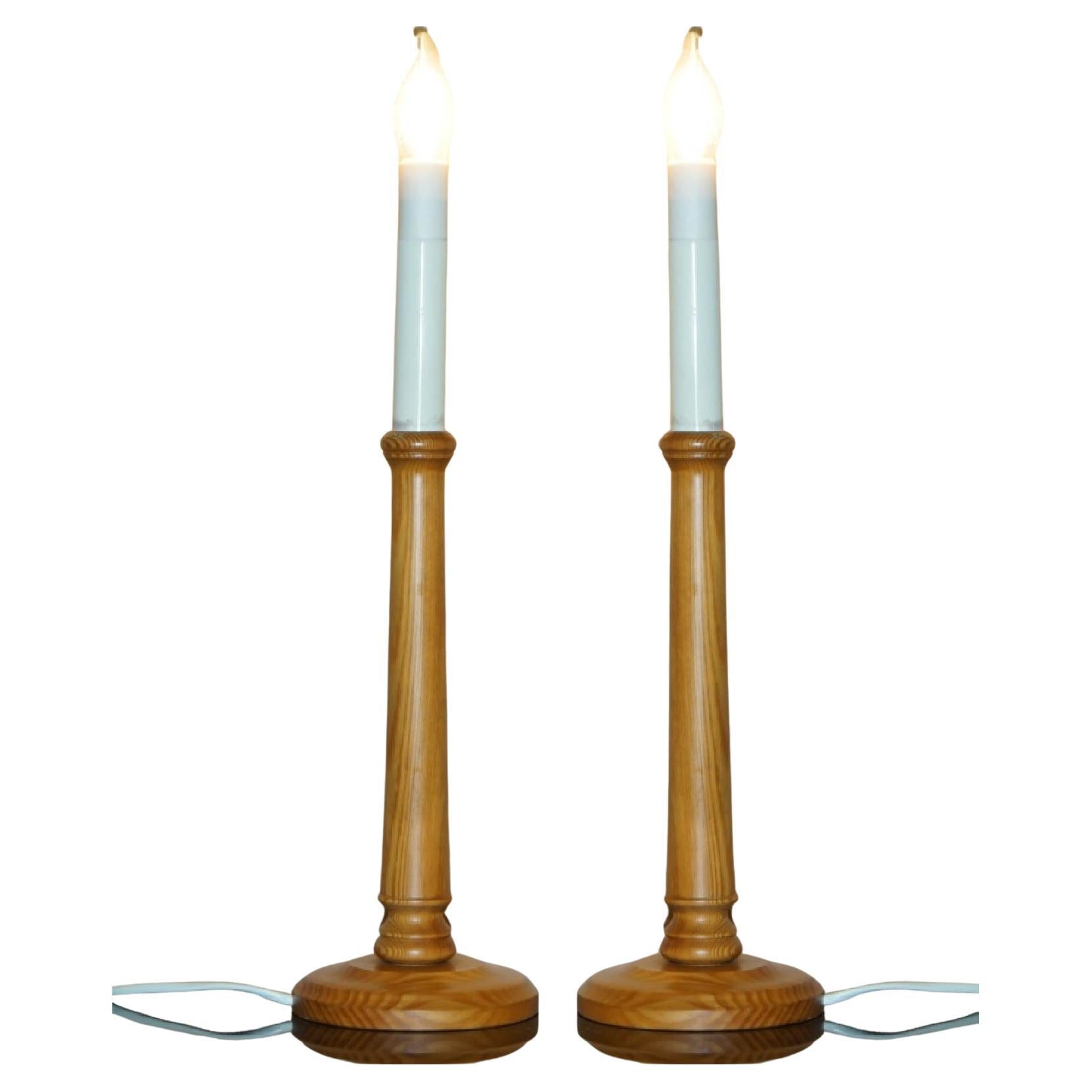 ViNTAGE PAR DE LÁMPARAS DE MESA INGLÉS DE ROBLE TIGRE CON VELAS CIRCA 1970'S en venta