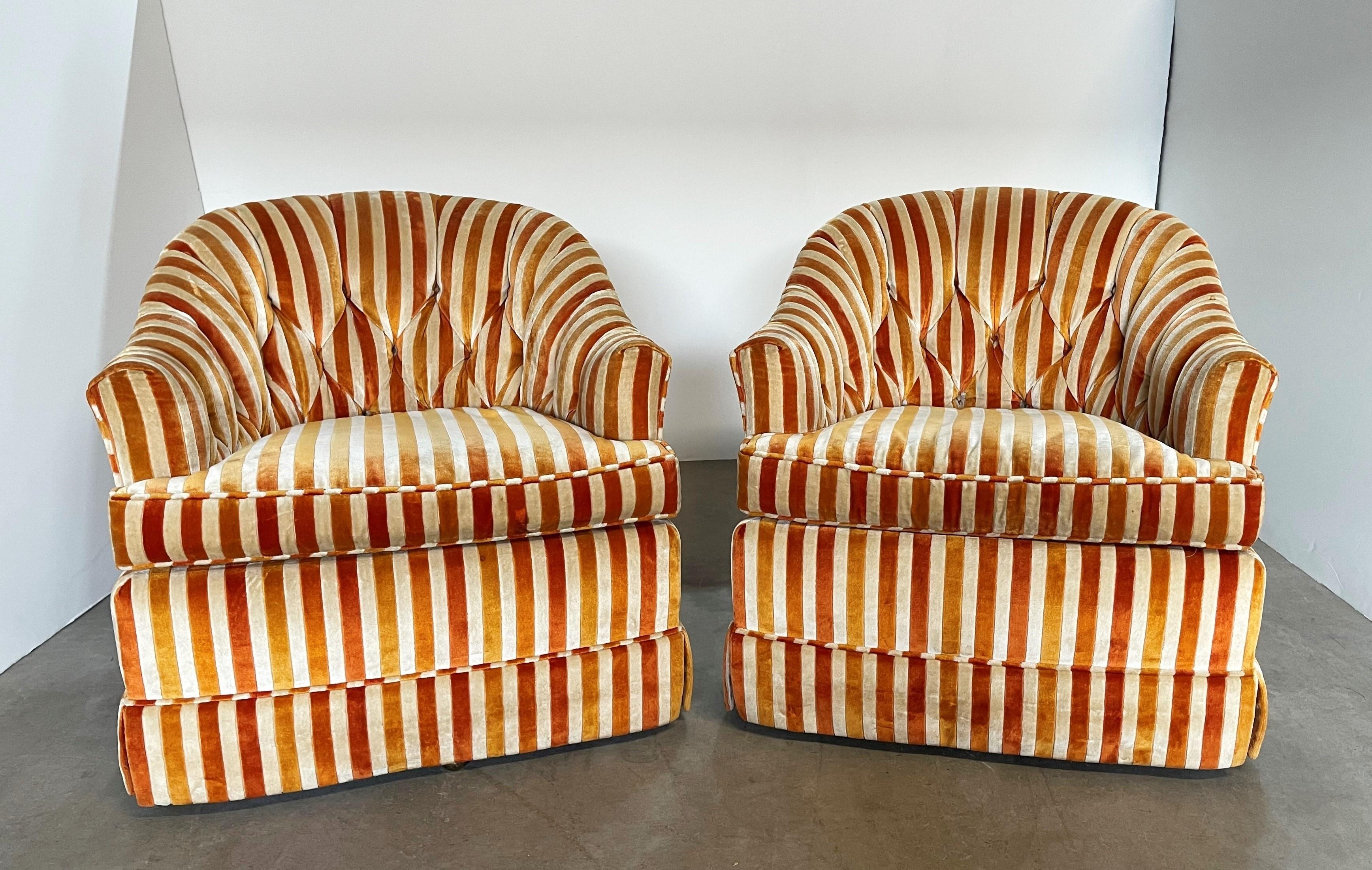 Fauteuils club lounge vintage très cossus et confortables conçus par Kay Lambeth, vers 1964. Les chaises sont dotées d'un cadre en bois massif, d'un dossier en forme de tonneau, d'un rembourrage original touffeté, d'un coussin de siège séparé et