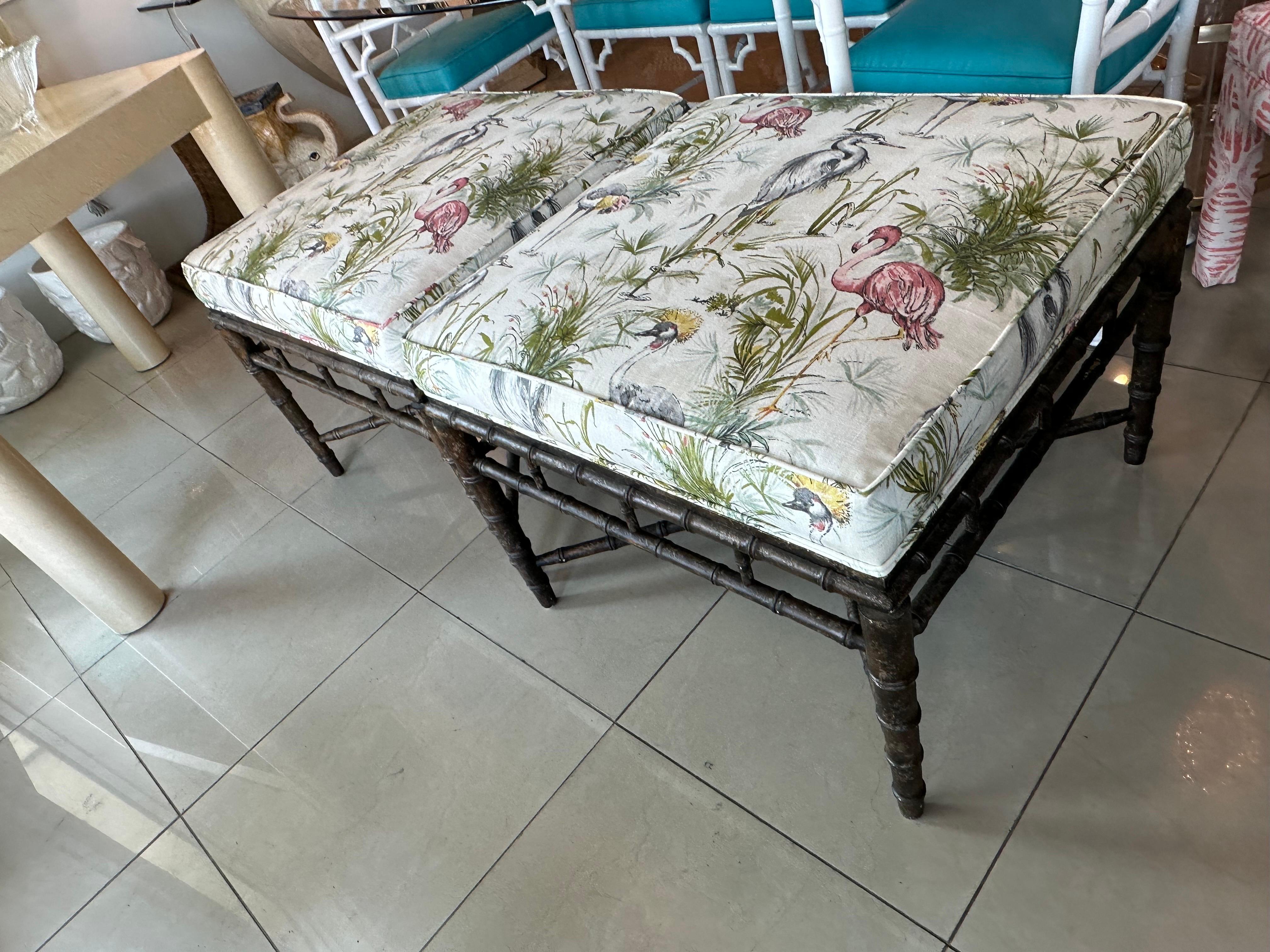 Pareja vintage de otomanas de bambú de imitación Bancos Taburetes Pájaros Tapicería nueva en venta 13