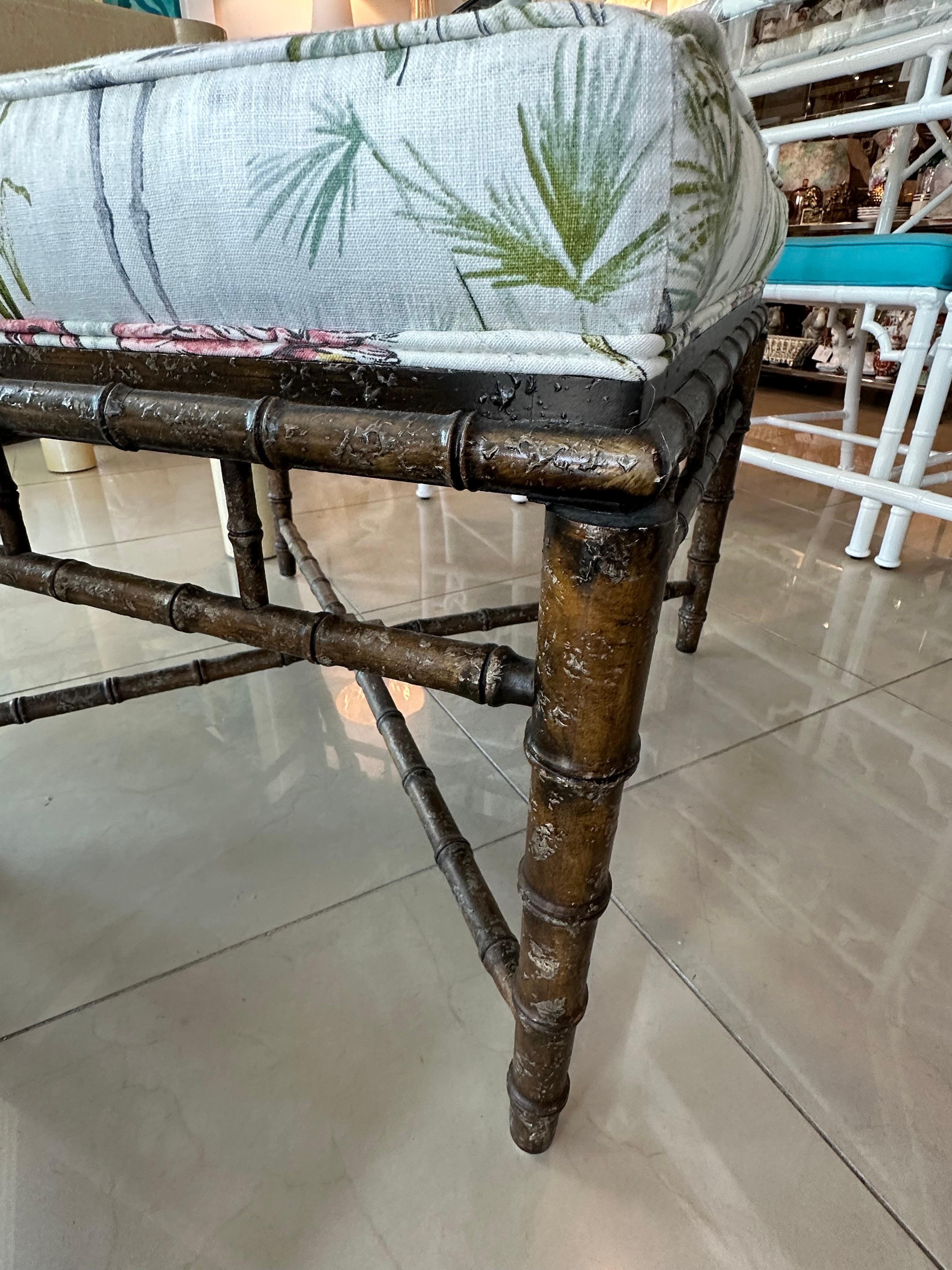 Pareja vintage de otomanas de bambú de imitación Bancos Taburetes Pájaros Tapicería nueva en venta 2