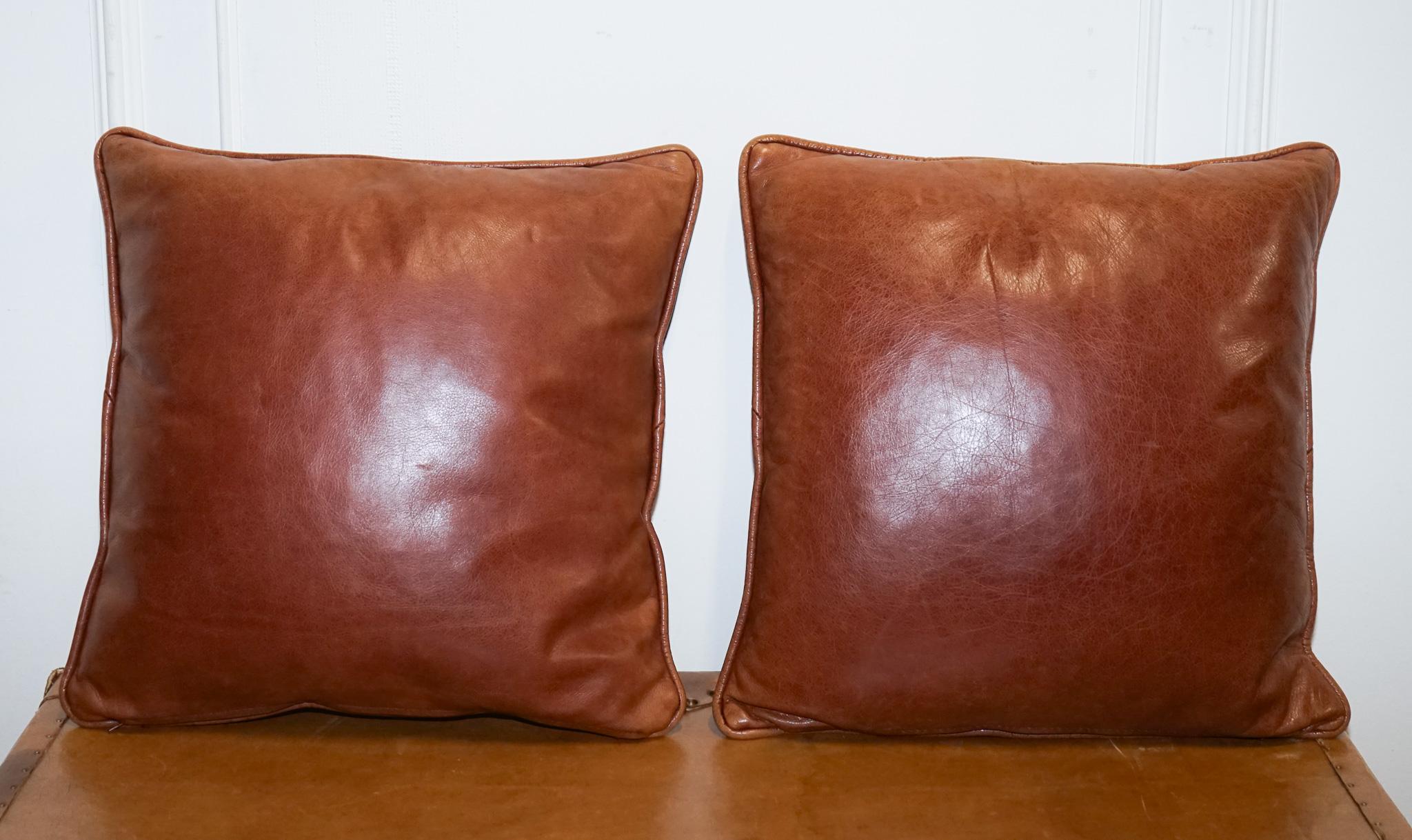British VINTAGE PAIR OF FEATHER FiLLED CHESTNUT BROWN LEATHER & FABRIC SCATTER CUSHIONS For Sale