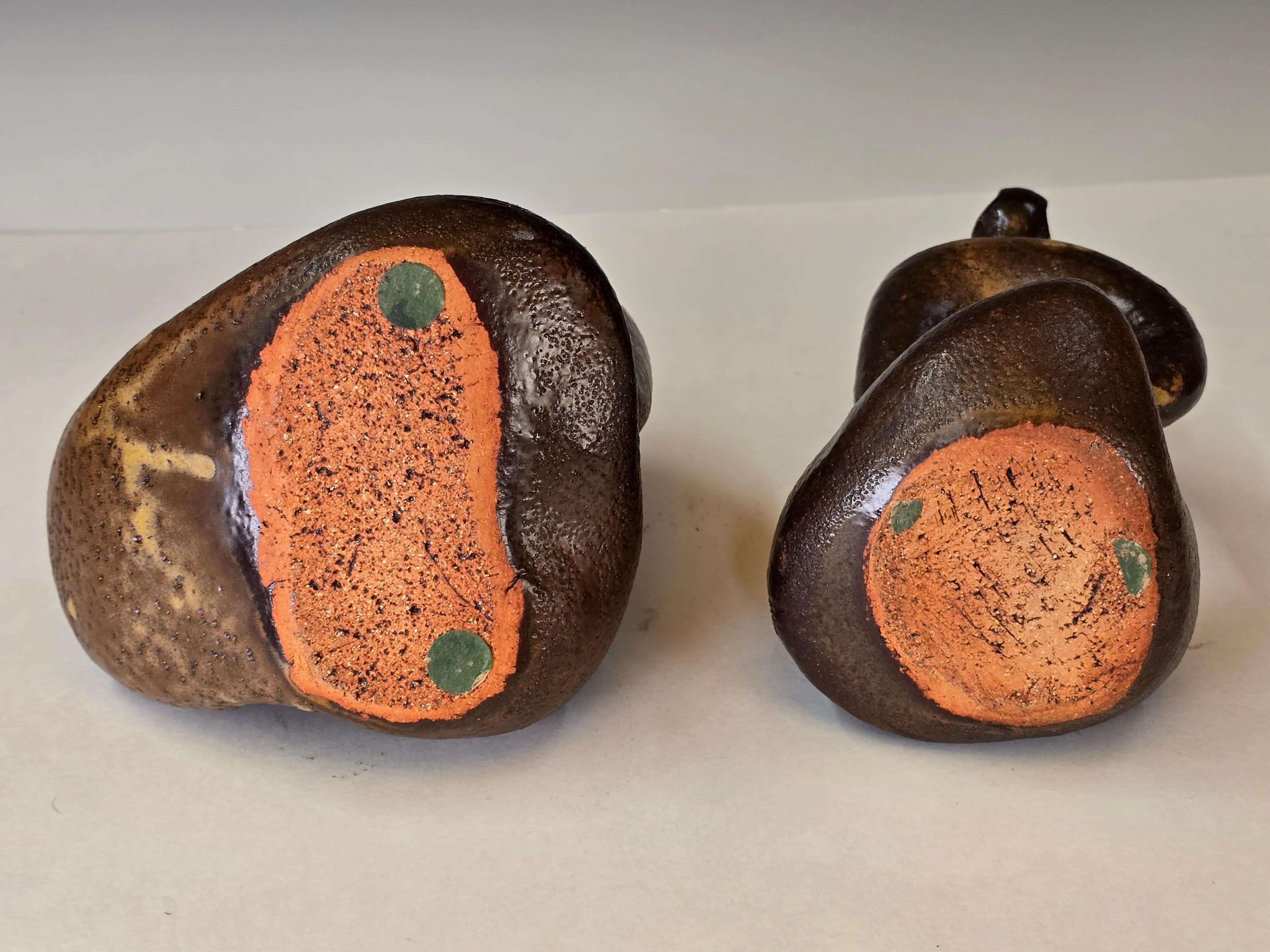 Paire d'étonnants vases en faïence sculptée, réalisés dans un style figuratif abstrait.   Les vases ont été jetés à la main, puis modifiés et sculptés.  Ils proviennent d'une succession et on m'a dit qu'ils étaient originaires du nord-ouest du
