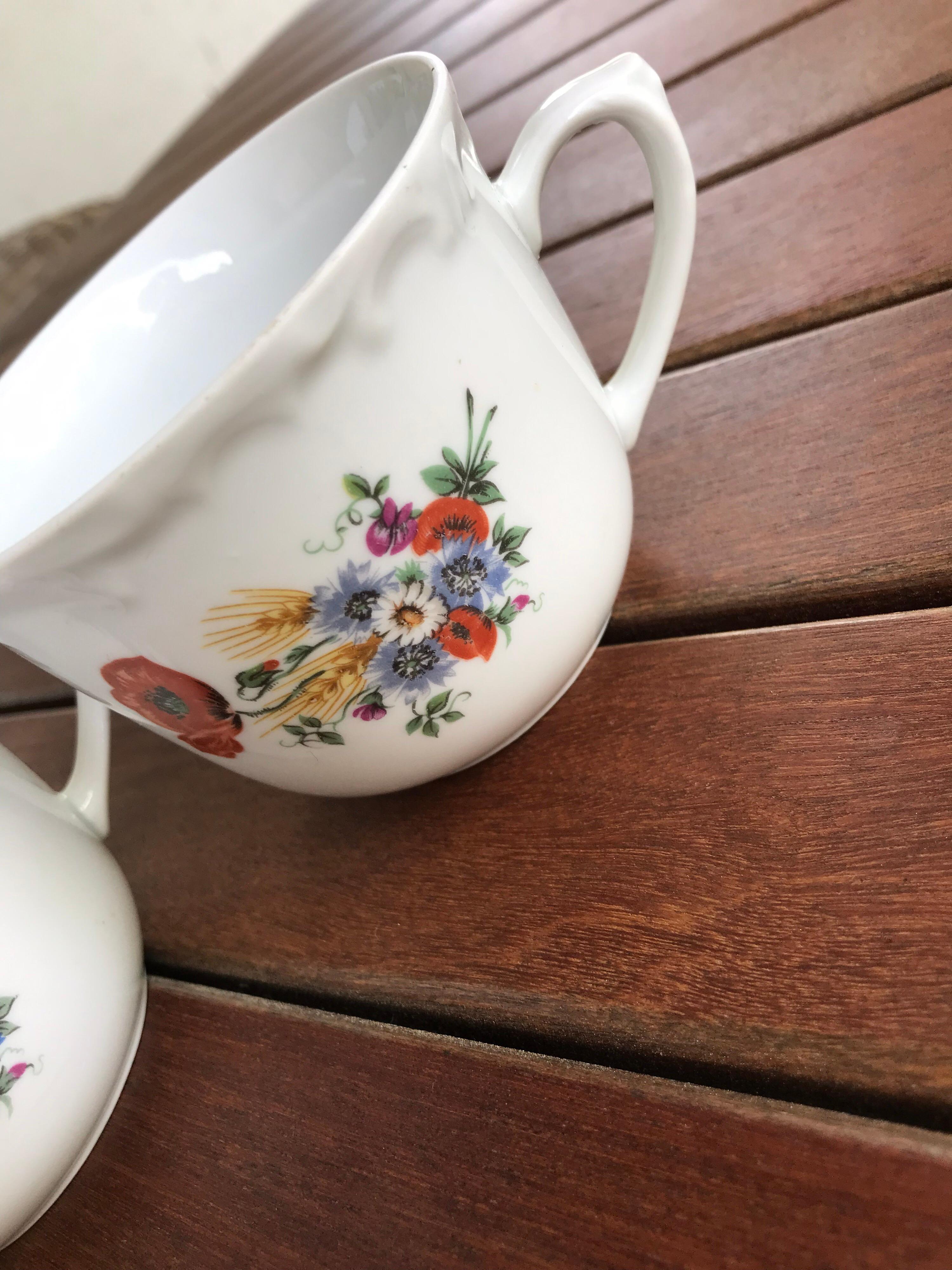 Paar feine Kahla-Teekanne aus Porzellan mit mehrfarbigem, geblümtem Design (Mitte des 20. Jahrhunderts) im Angebot