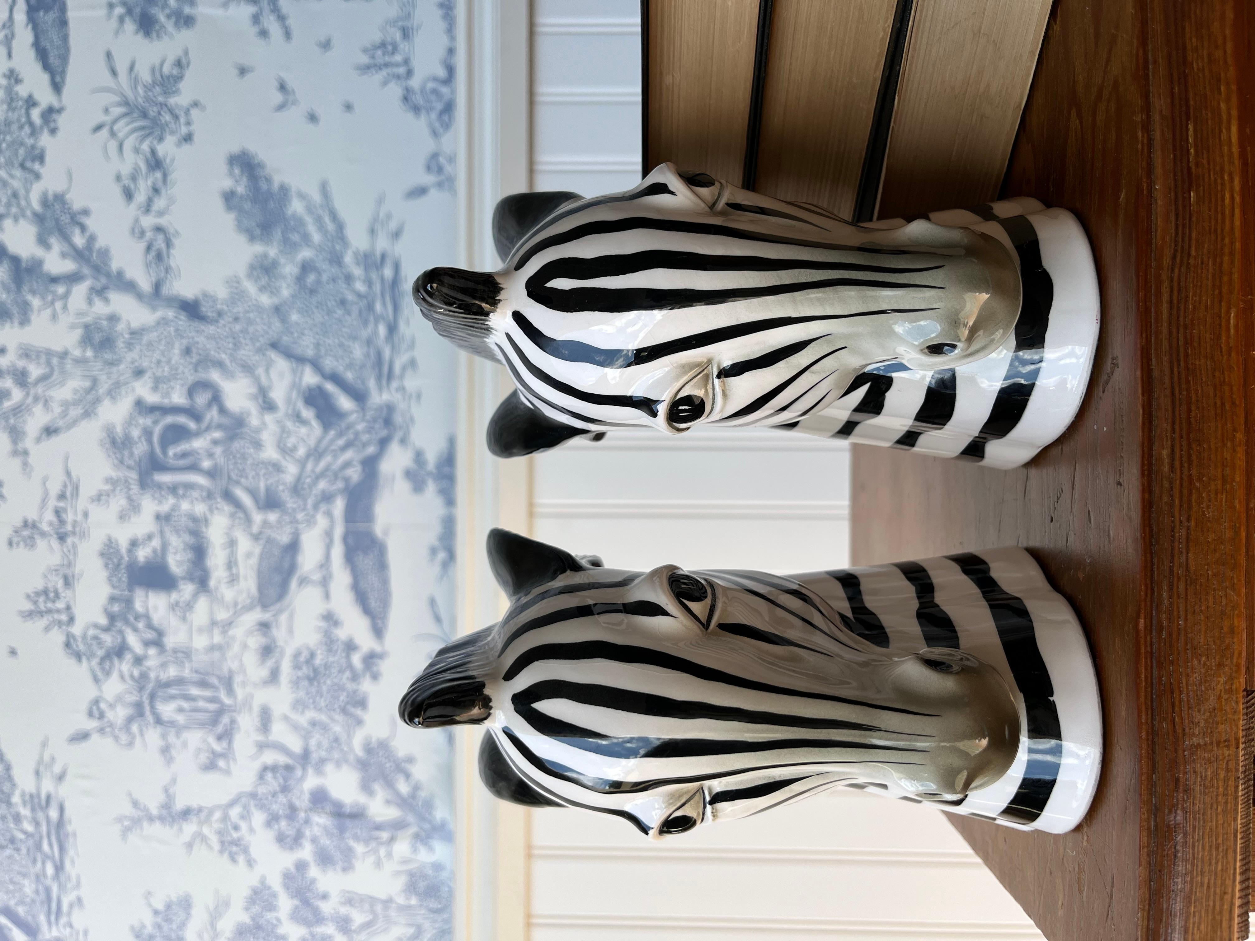 Grafica, stravagante e inconfondibilmente chic: questa coppia di fermalibri vintage con testa di zebra in ceramica di Fitz and Floyd degli anni '80-'90 è un'aggiunta spettacolare a qualsiasi libreria o consolle. Dipinte a mano in bianco e nero con