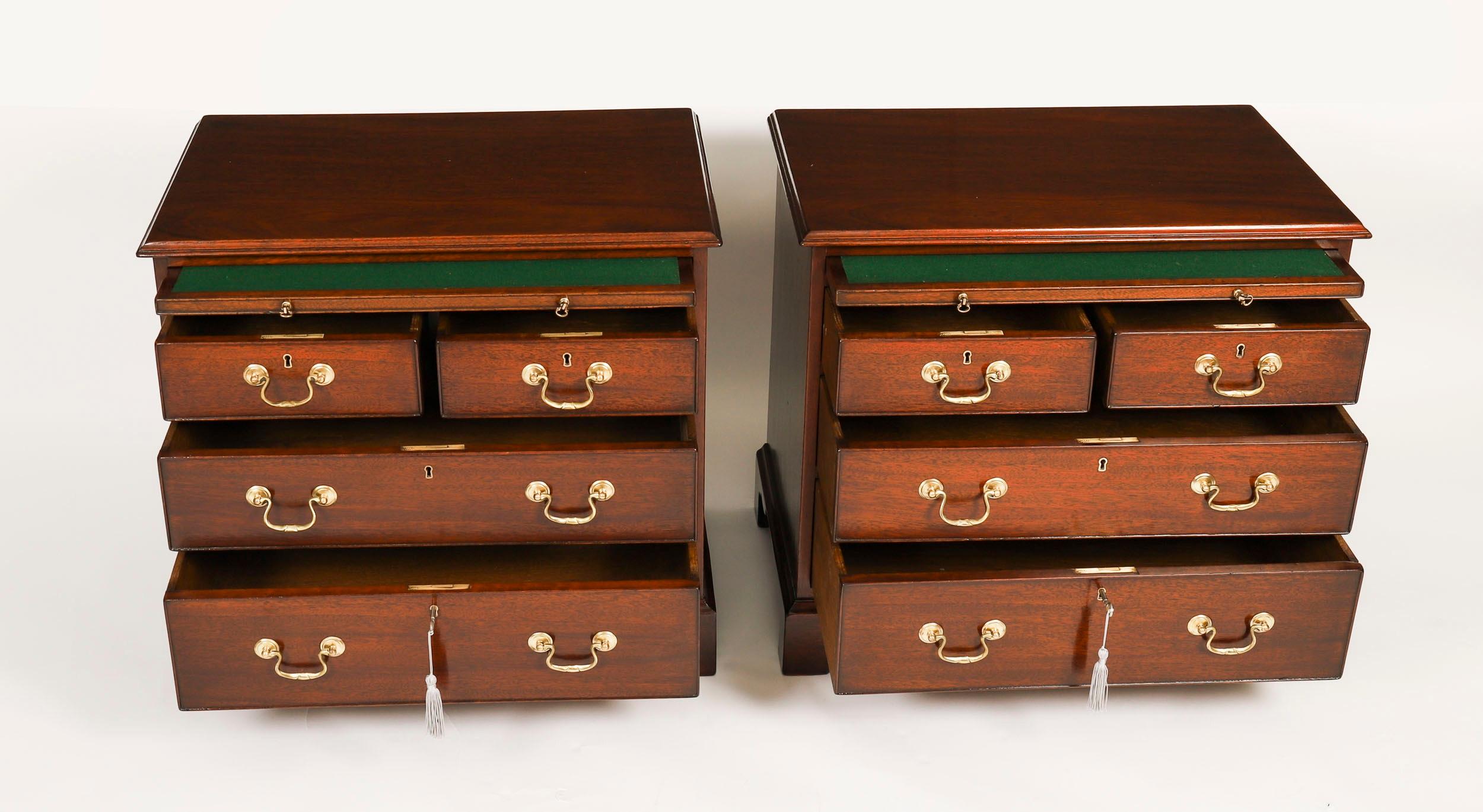 Paire de commodes de chevet flamboyantes avec glissières 20ème siècle en vente 4