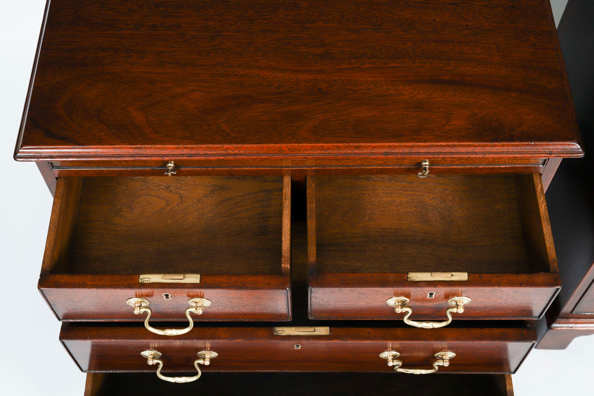 Paire de commodes de chevet flamboyantes avec glissières 20ème siècle en vente 6