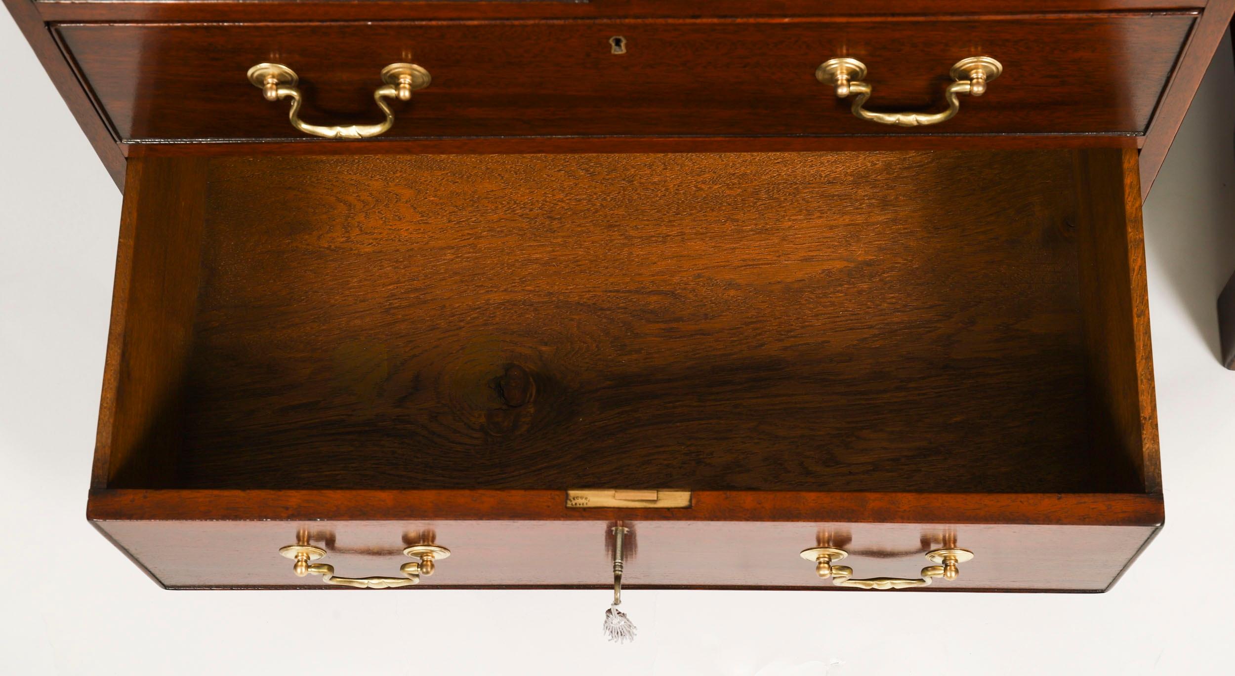 Paire de commodes de chevet flamboyantes avec glissières 20ème siècle en vente 7