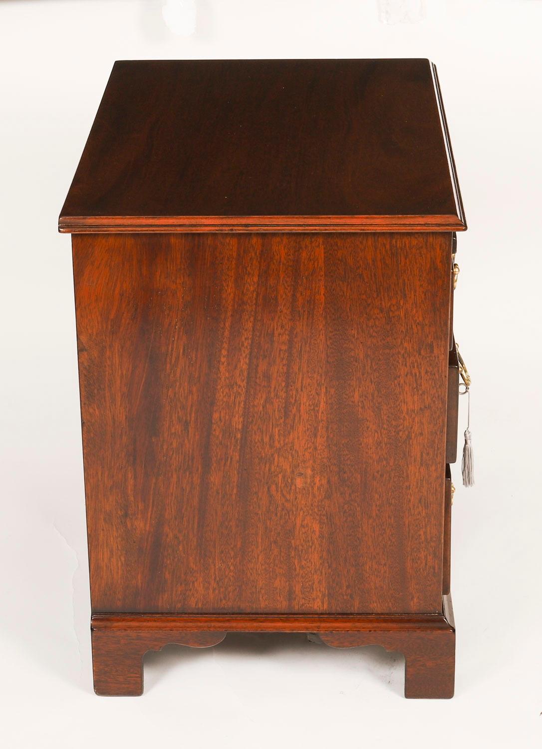 Paire de commodes de chevet flamboyantes avec glissières 20ème siècle en vente 8
