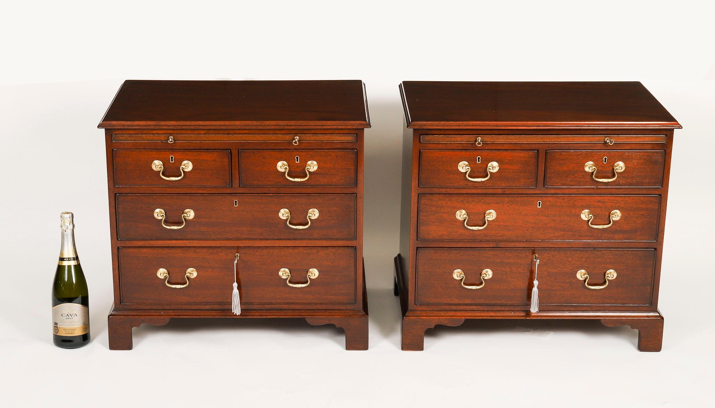 Paire de commodes de chevet flamboyantes avec glissières 20ème siècle en vente 9