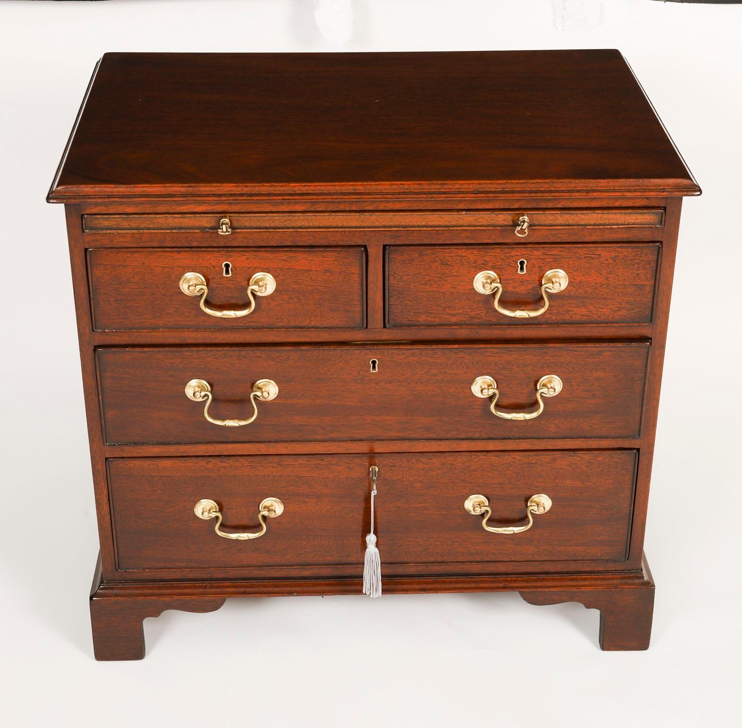 Georgien Paire de commodes de chevet flamboyantes avec glissières 20ème siècle en vente