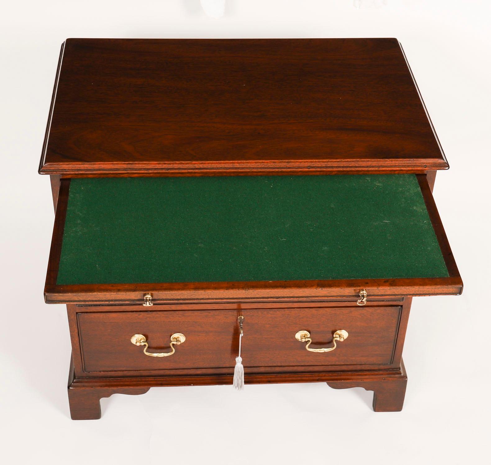 Paire de commodes de chevet flamboyantes avec glissières 20ème siècle Bon état - En vente à London, GB