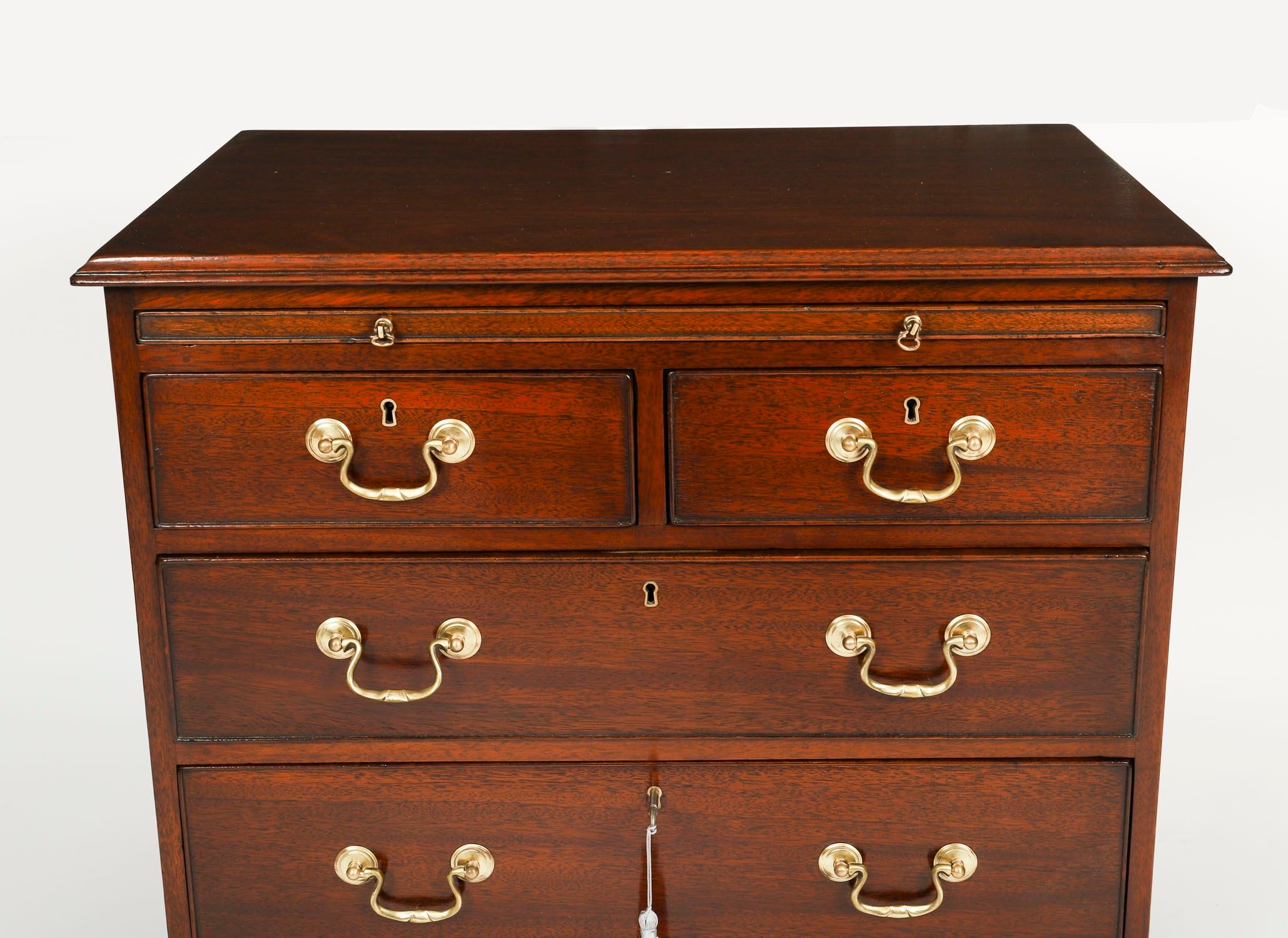20ième siècle Paire de commodes de chevet flamboyantes avec glissières 20ème siècle en vente