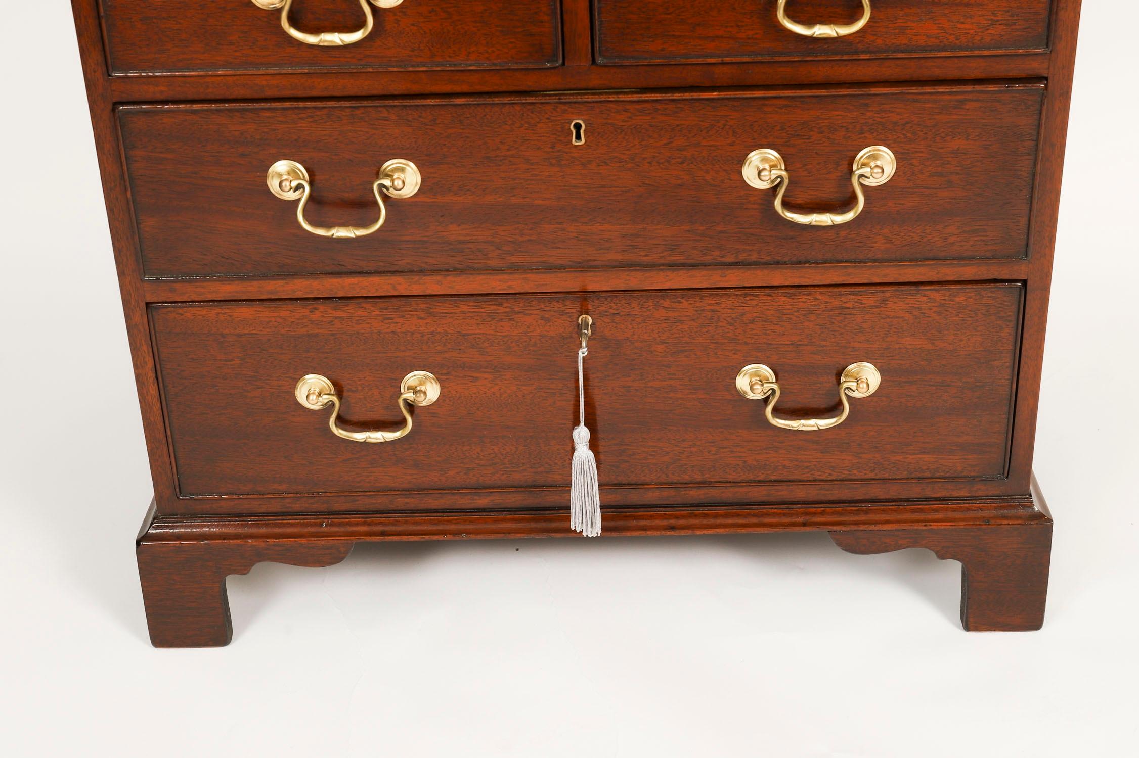 Acajou Paire de commodes de chevet flamboyantes avec glissières 20ème siècle en vente