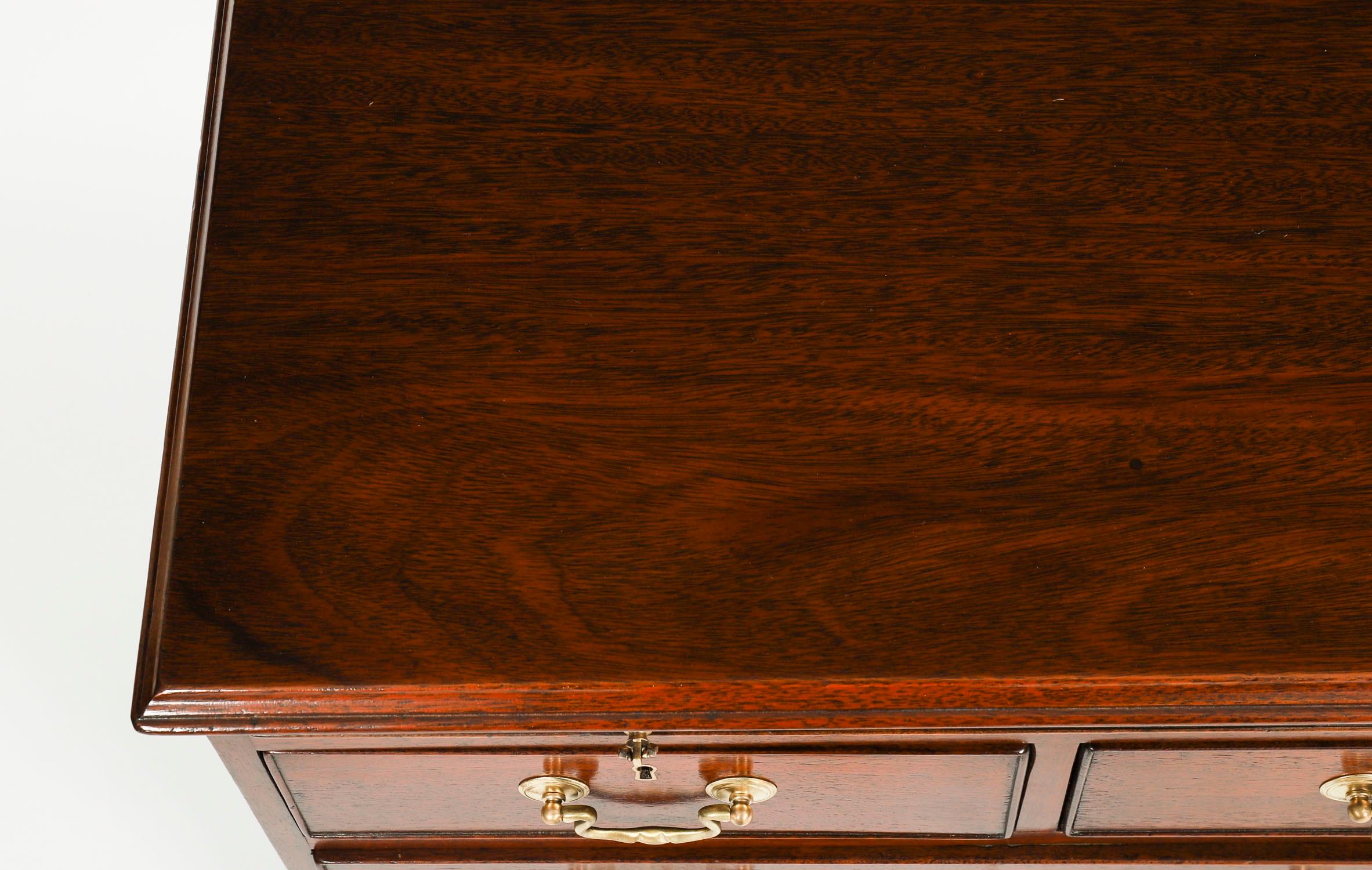 Paire de commodes de chevet flamboyantes avec glissières 20ème siècle en vente 1
