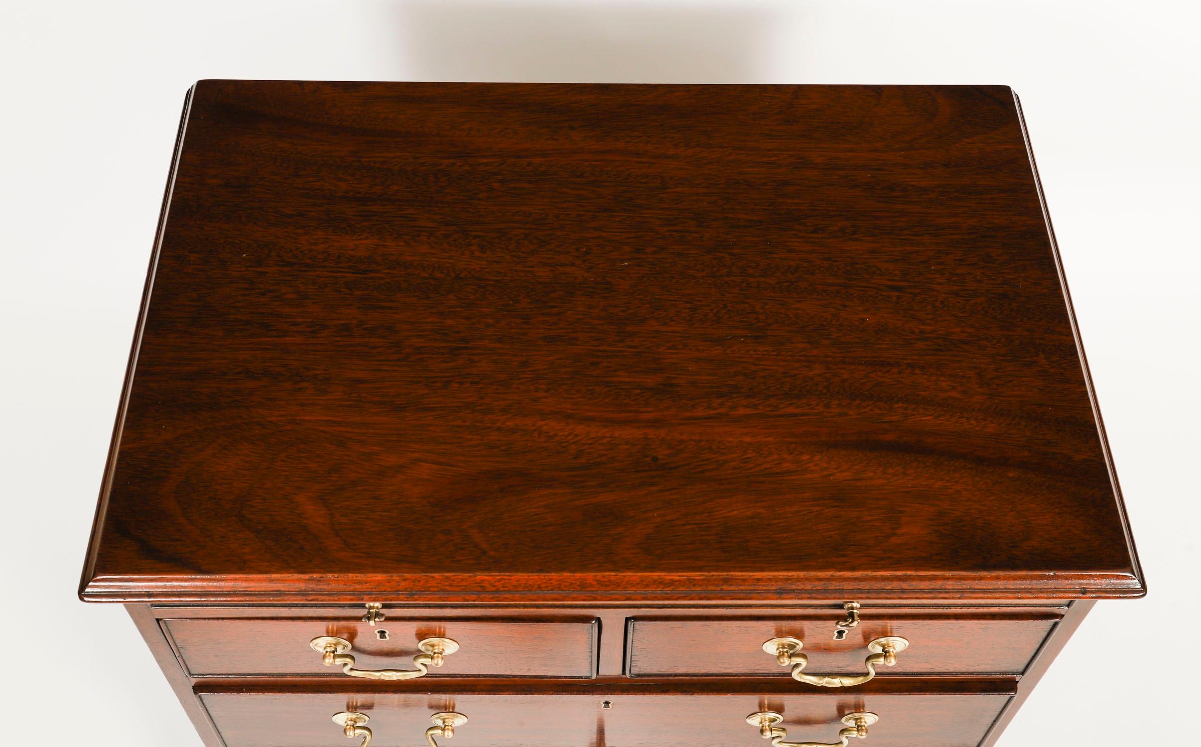 Paire de commodes de chevet flamboyantes avec glissières 20ème siècle en vente 2