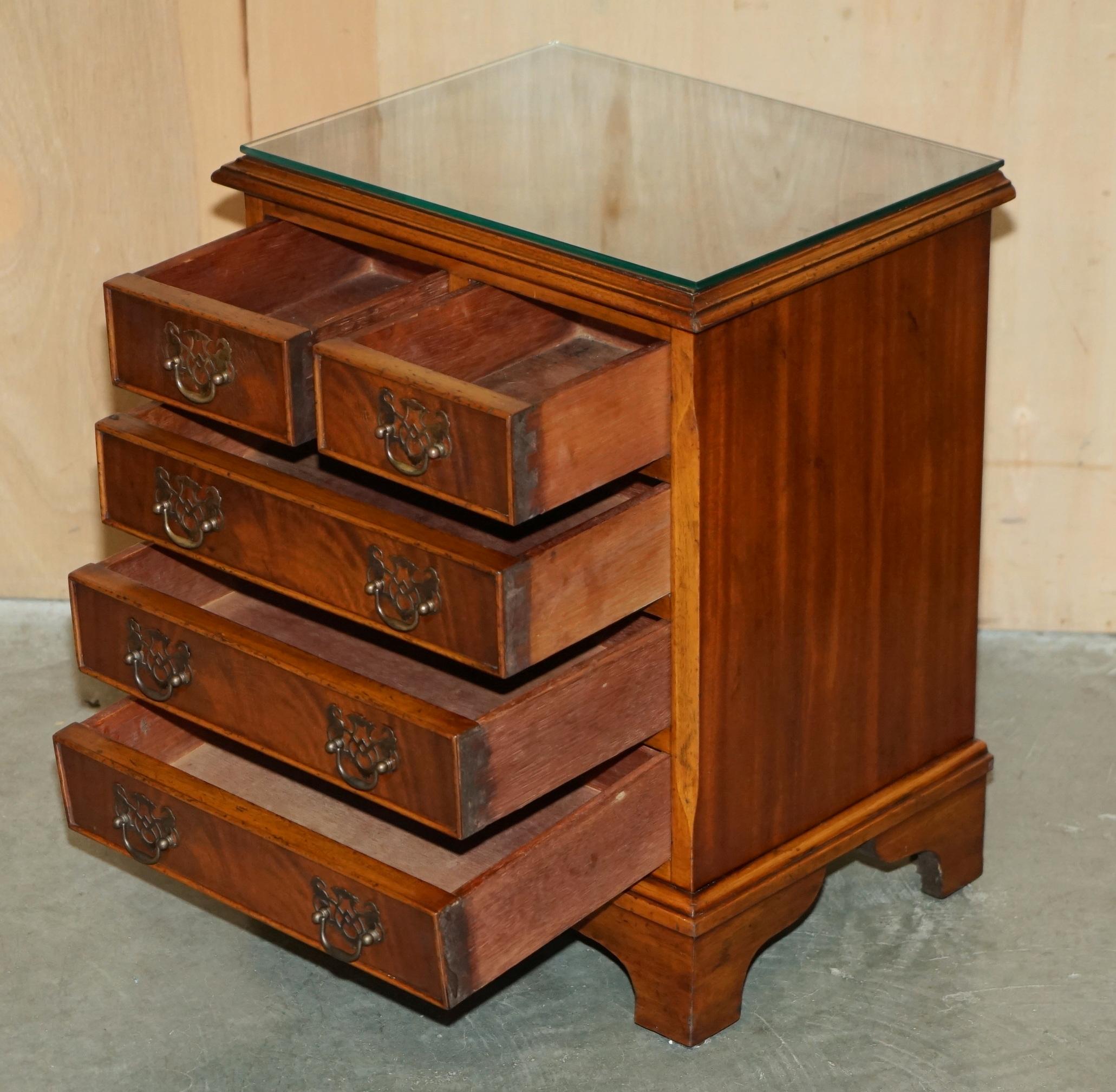 Coppia di comodini in legno massello fiammato, comodini a misura di comodino, cassettiera, cassettiera. in vendita 2