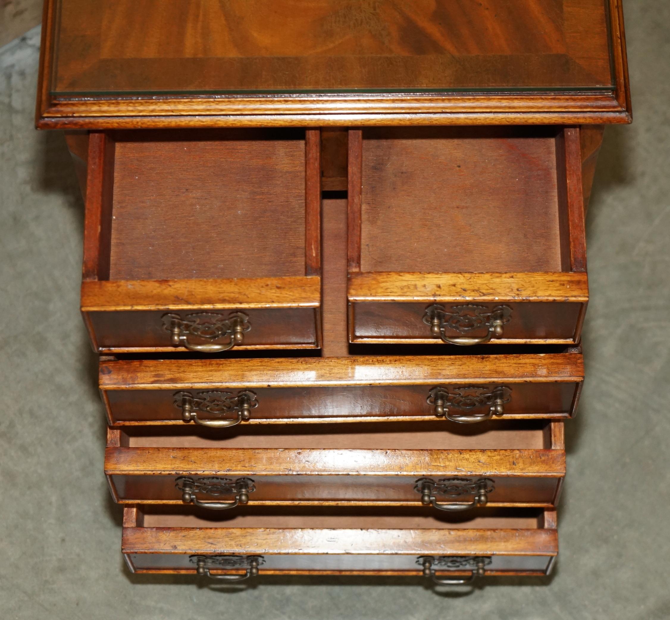 Coppia di comodini in legno massello fiammato, comodini a misura di comodino, cassettiera, cassettiera. in vendita 3
