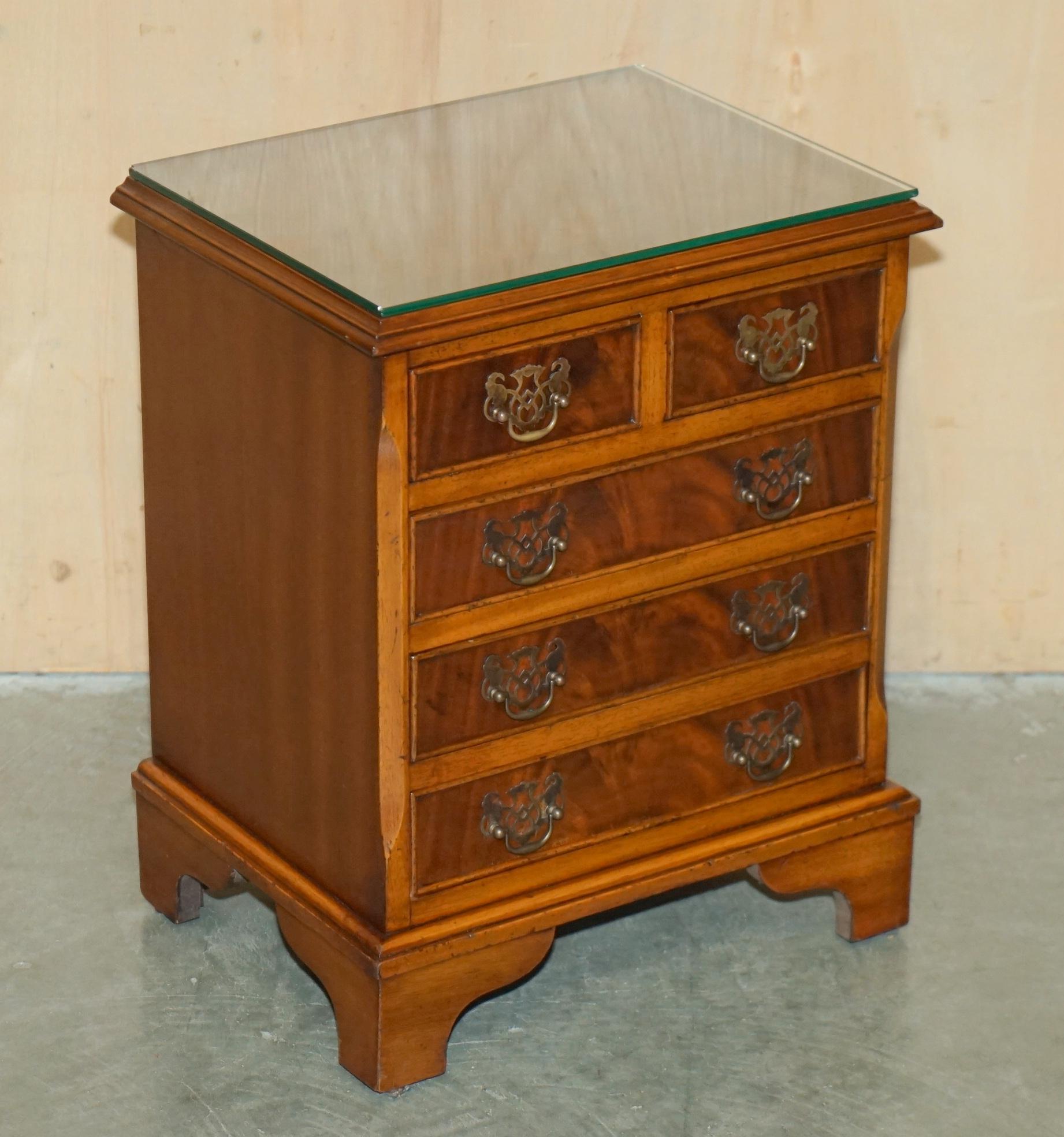 Coppia di comodini in legno massello fiammato, comodini a misura di comodino, cassettiera, cassettiera. in vendita 4