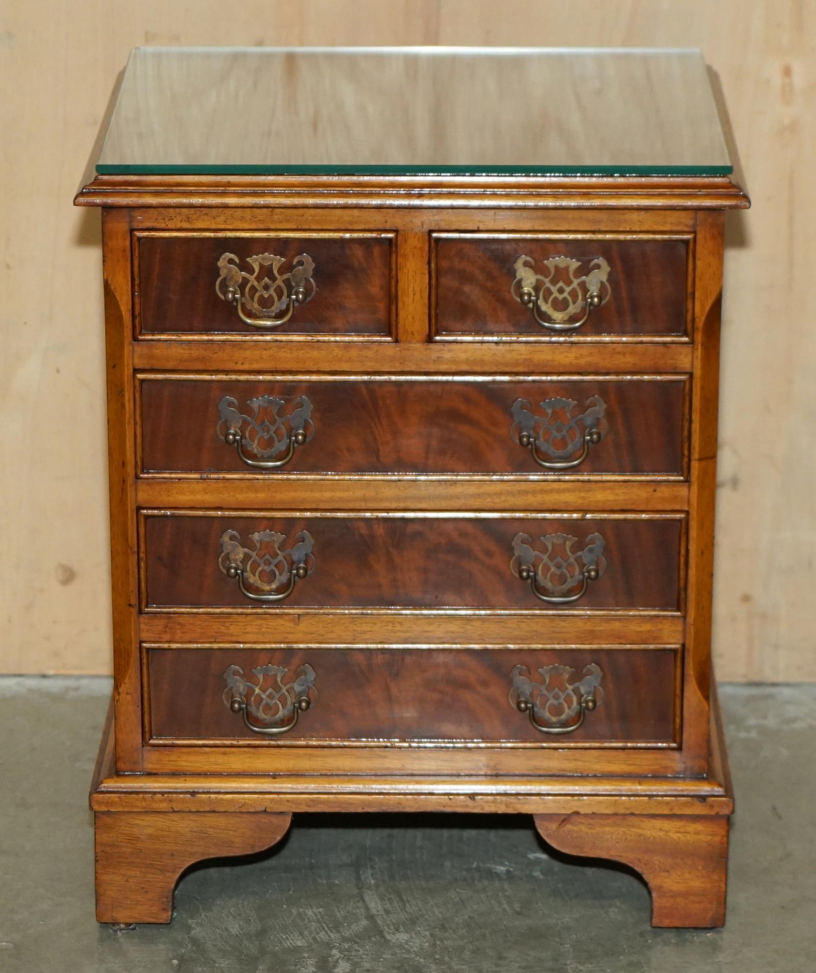 Coppia di comodini in legno massello fiammato, comodini a misura di comodino, cassettiera, cassettiera. in vendita 5