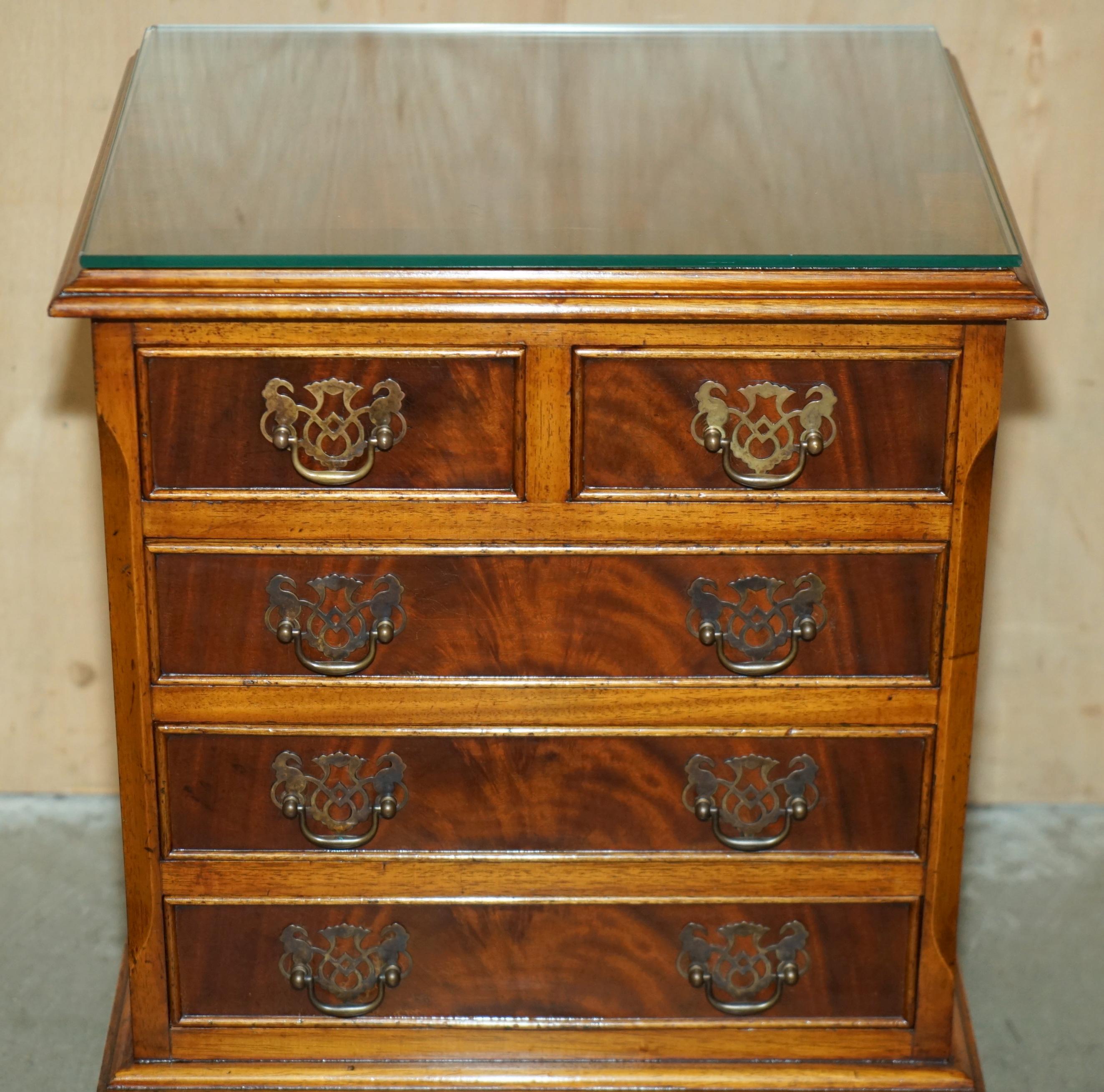 Coppia di comodini in legno massello fiammato, comodini a misura di comodino, cassettiera, cassettiera. in vendita 6