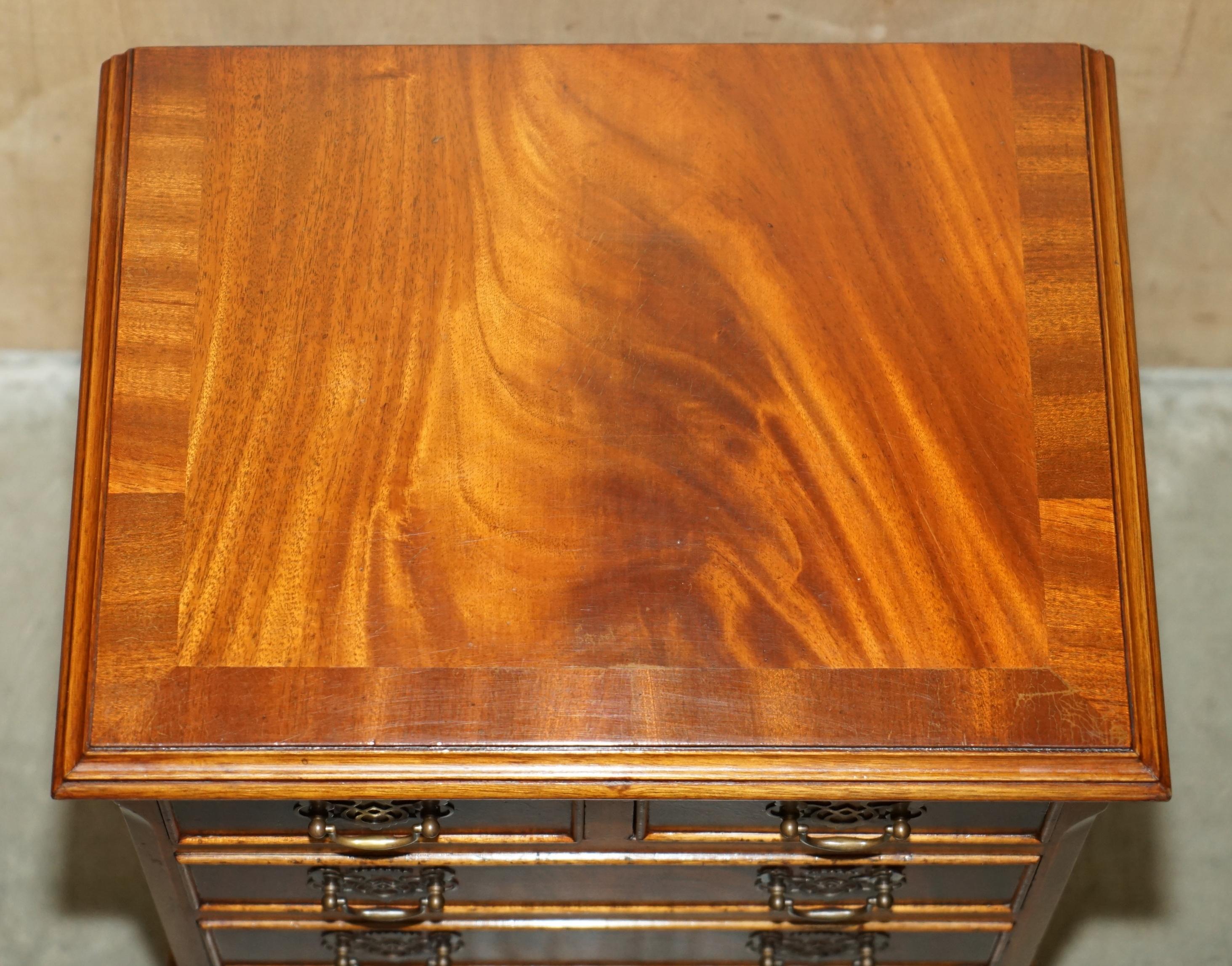 Coppia di comodini in legno massello fiammato, comodini a misura di comodino, cassettiera, cassettiera. in vendita 7