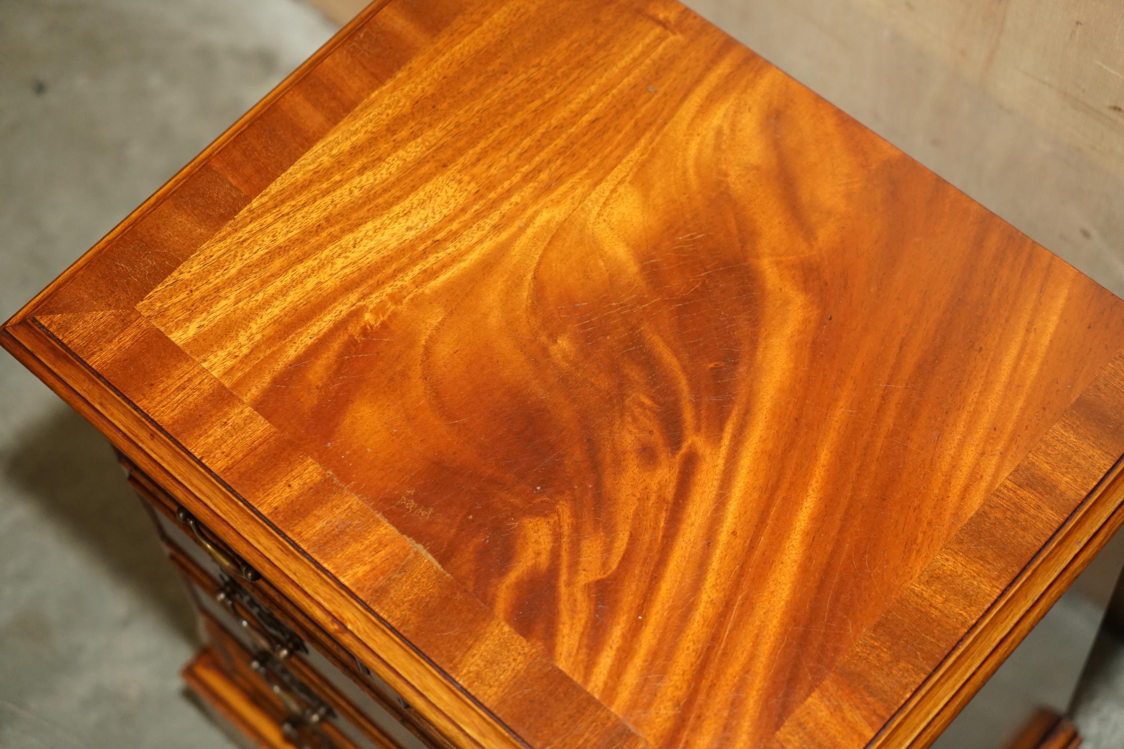 Coppia di comodini in legno massello fiammato, comodini a misura di comodino, cassettiera, cassettiera. in vendita 8