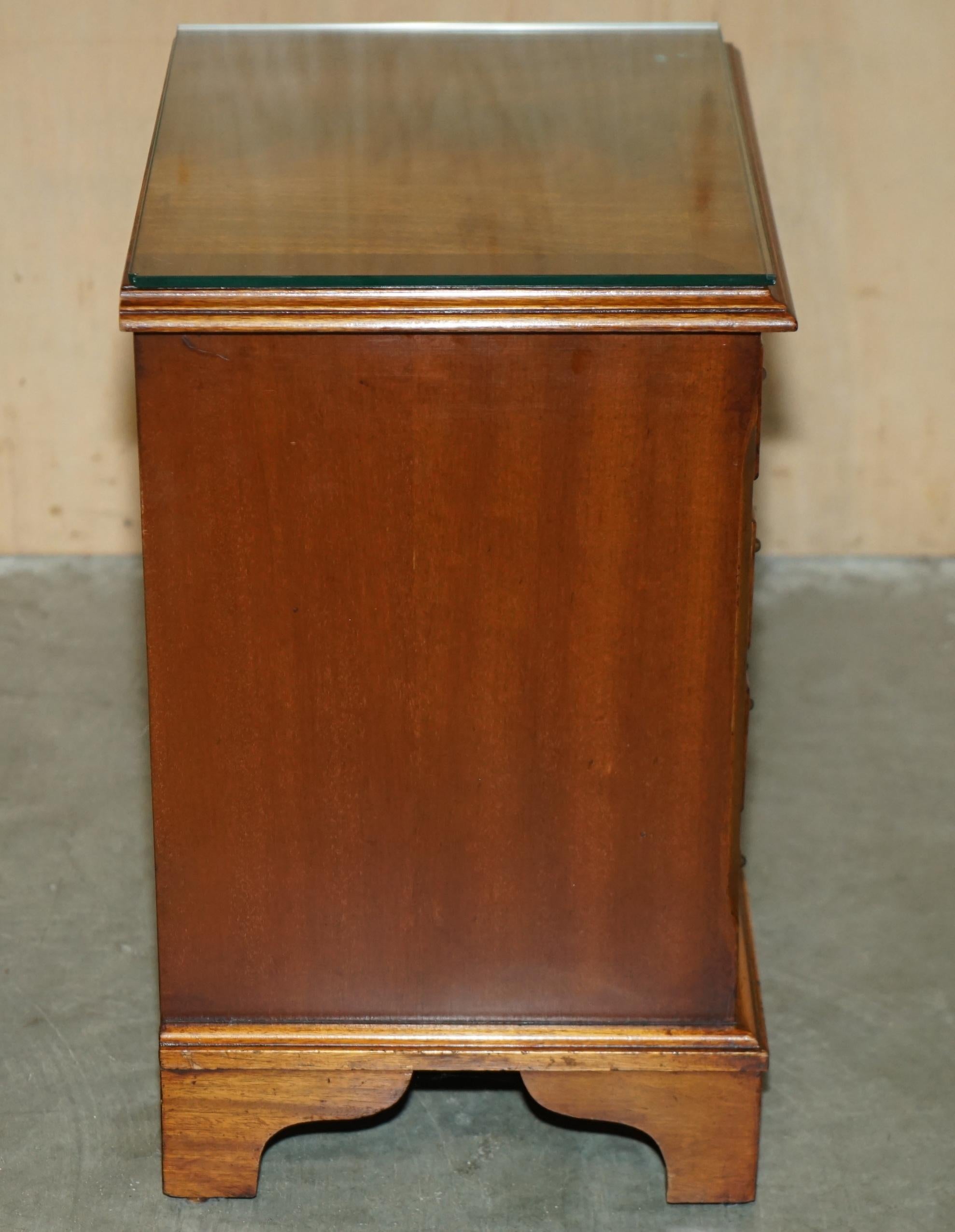 Coppia di comodini in legno massello fiammato, comodini a misura di comodino, cassettiera, cassettiera. in vendita 9