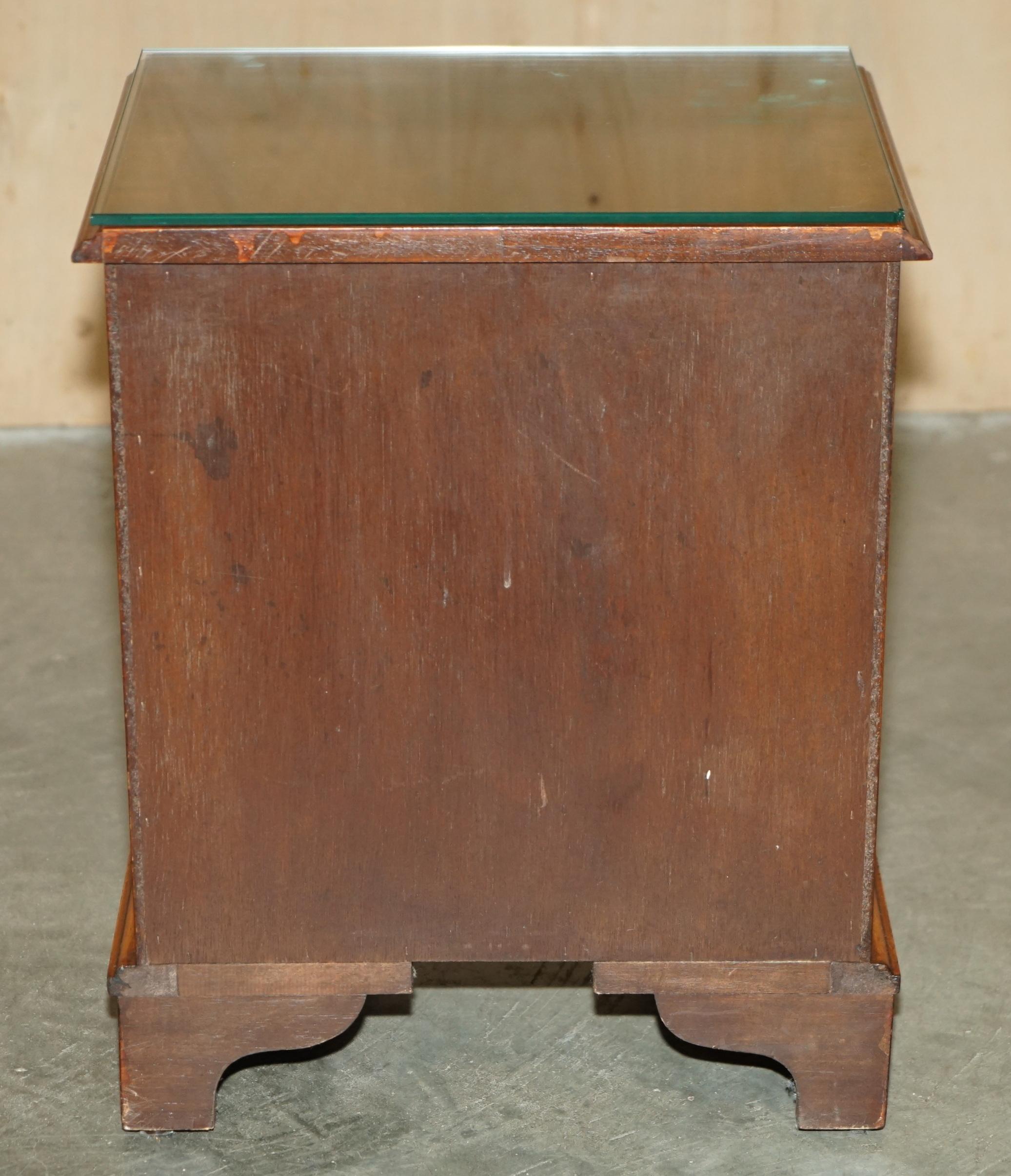 Coppia di comodini in legno massello fiammato, comodini a misura di comodino, cassettiera, cassettiera. in vendita 10