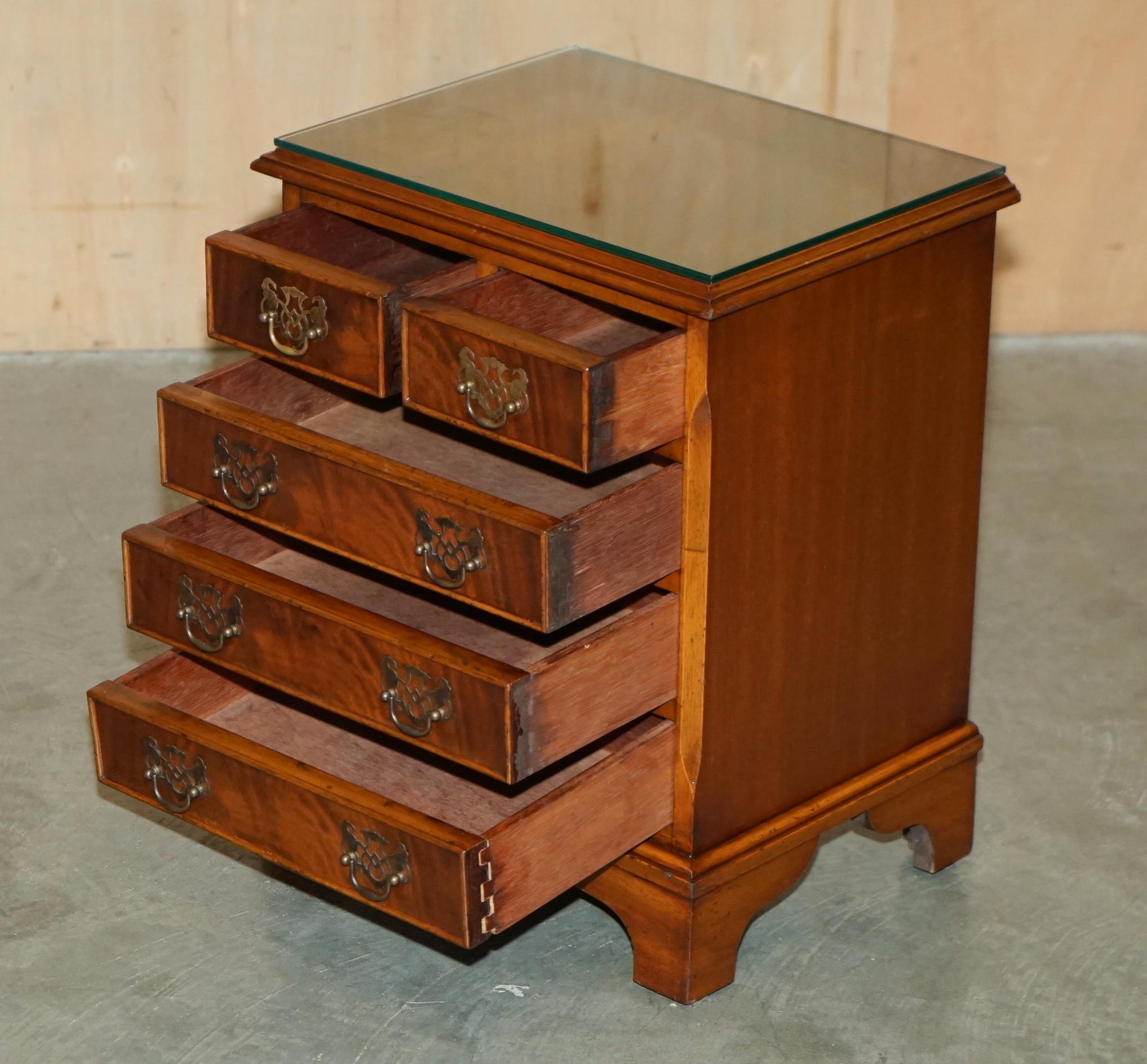 Coppia di comodini in legno massello fiammato, comodini a misura di comodino, cassettiera, cassettiera. in vendita 11