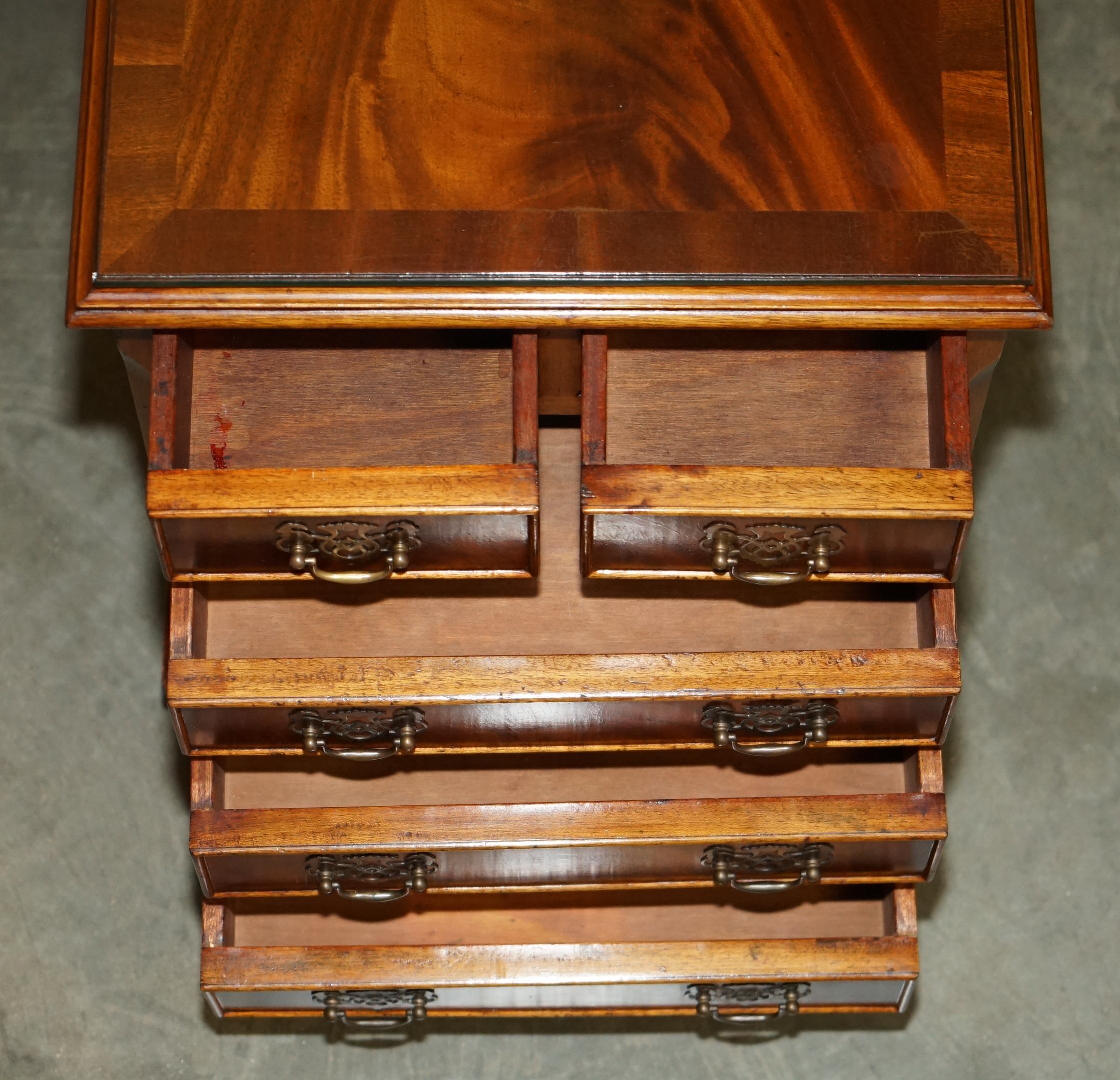 Coppia di comodini in legno massello fiammato, comodini a misura di comodino, cassettiera, cassettiera. in vendita 12