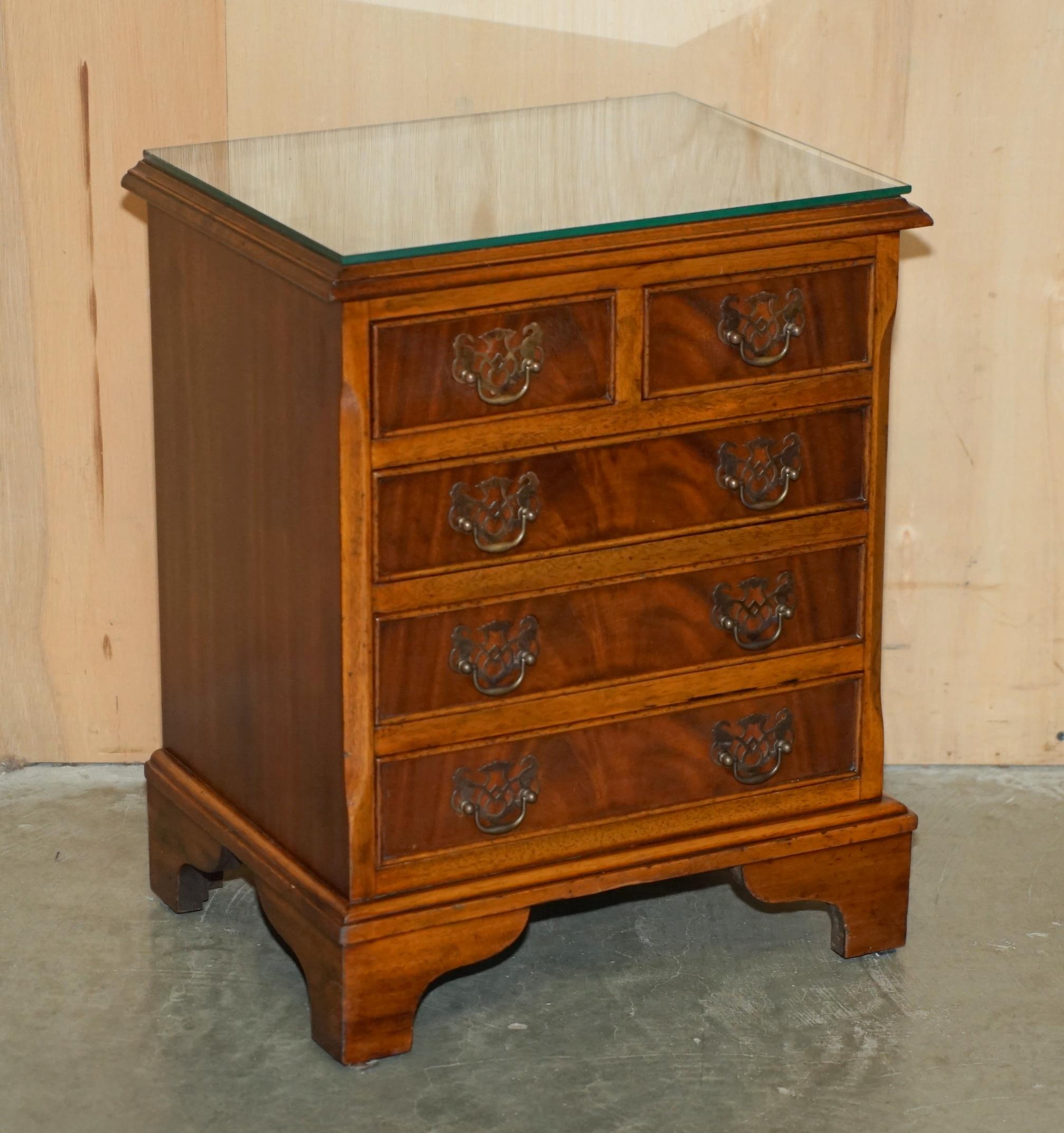Mid-Century moderno Coppia di comodini in legno massello fiammato, comodini a misura di comodino, cassettiera, cassettiera. in vendita