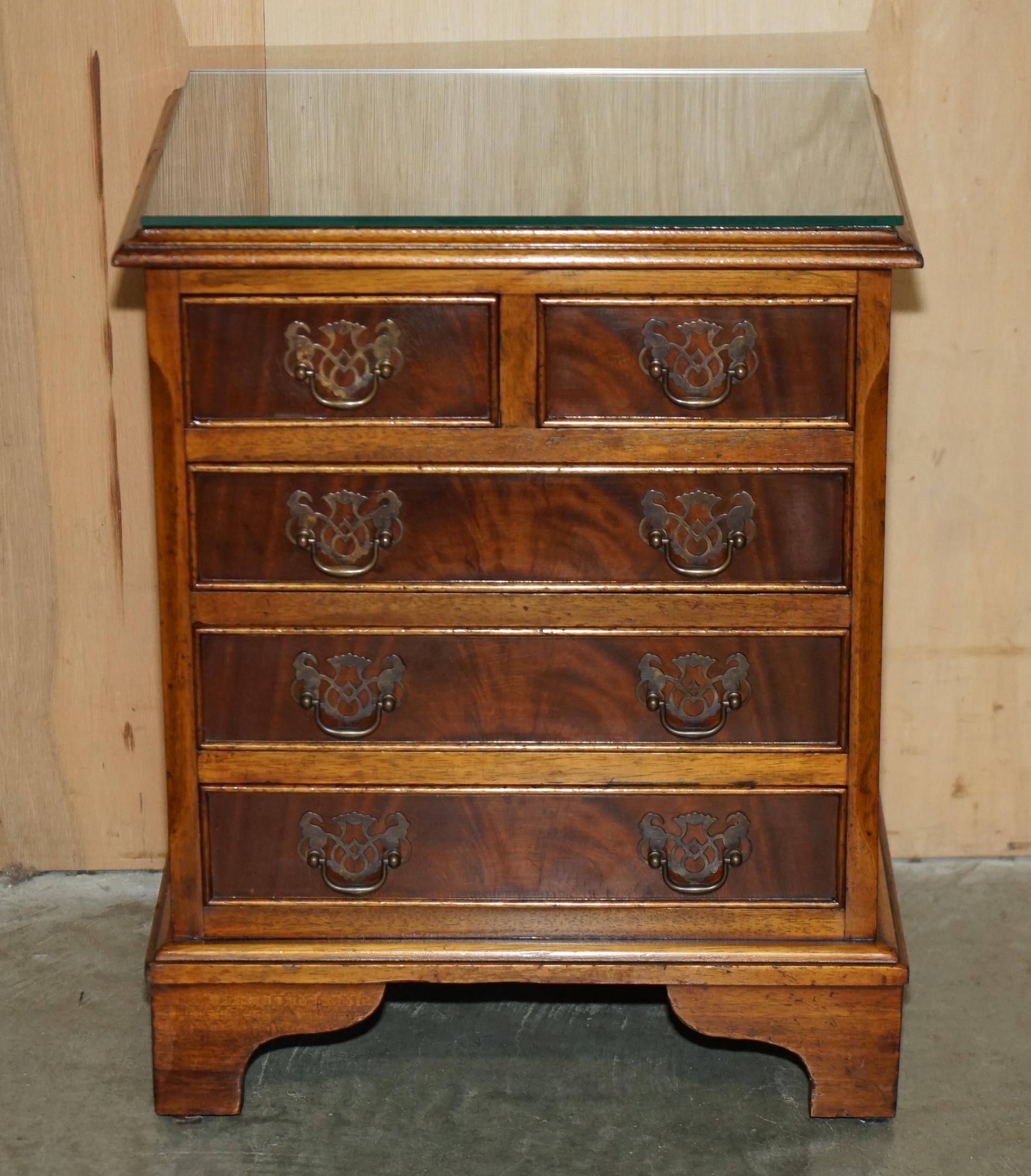 Inglese Coppia di comodini in legno massello fiammato, comodini a misura di comodino, cassettiera, cassettiera. in vendita