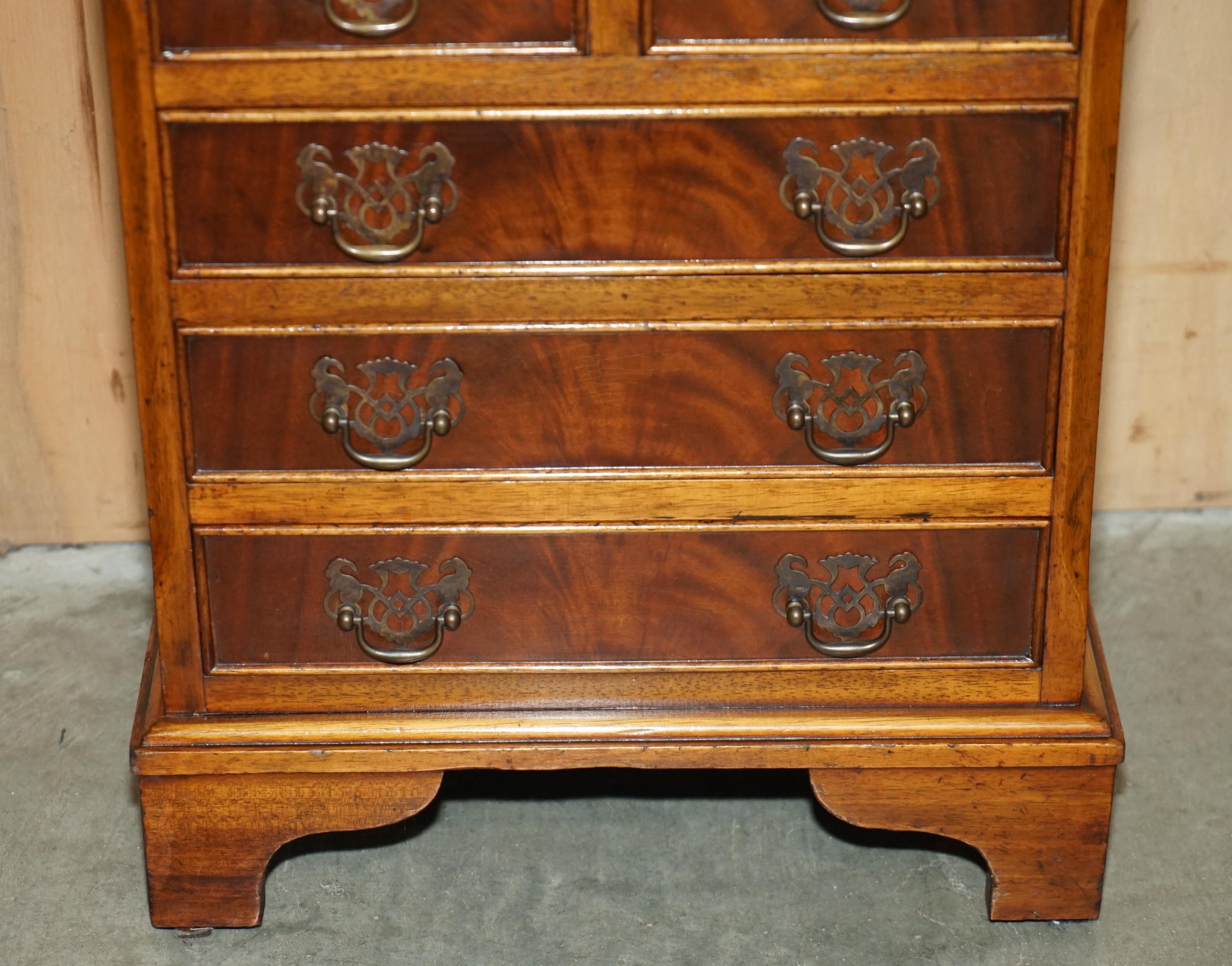 Coppia di comodini in legno massello fiammato, comodini a misura di comodino, cassettiera, cassettiera. In condizioni discrete in vendita a West Sussex, Pulborough