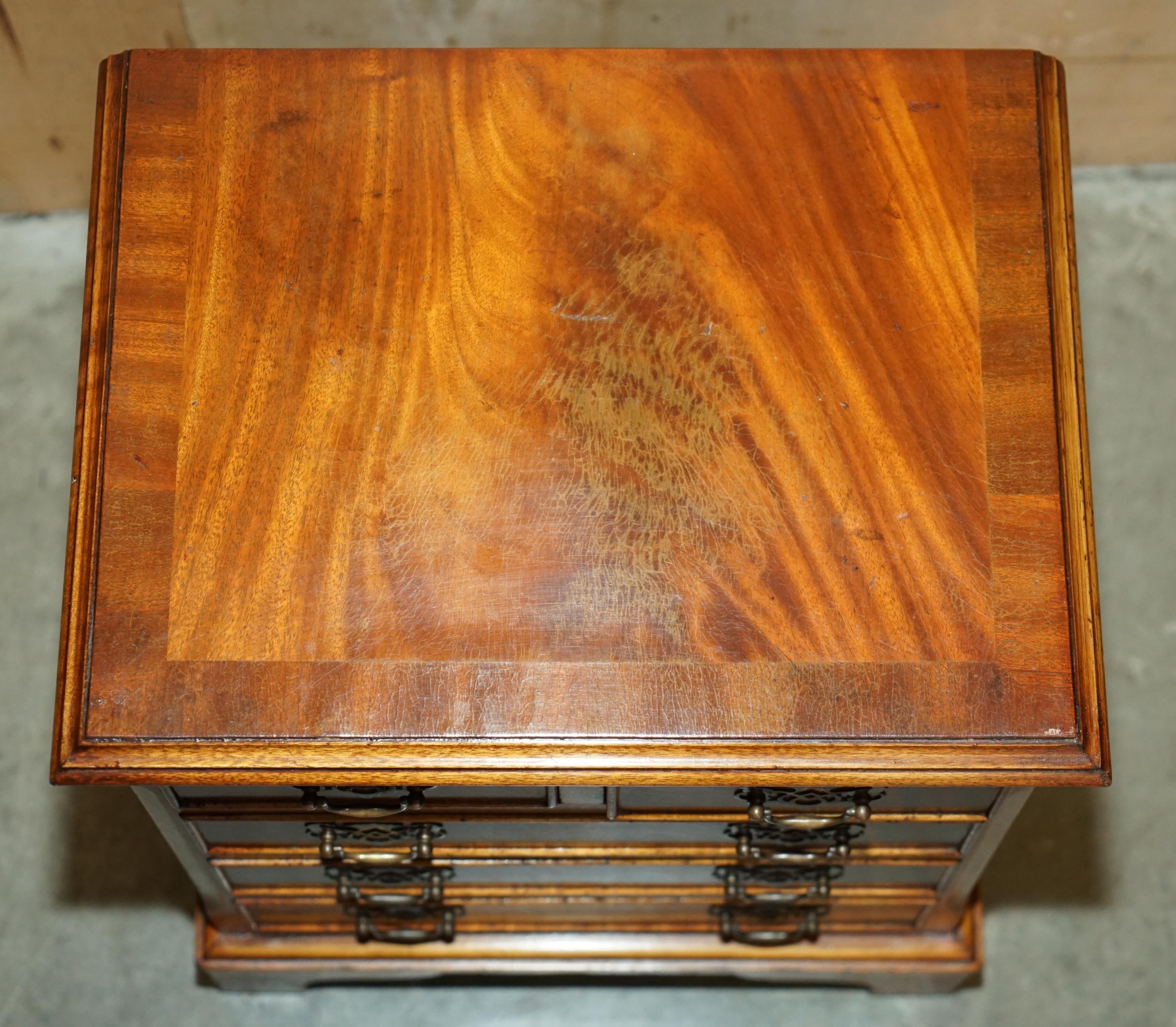 XX secolo Coppia di comodini in legno massello fiammato, comodini a misura di comodino, cassettiera, cassettiera. in vendita