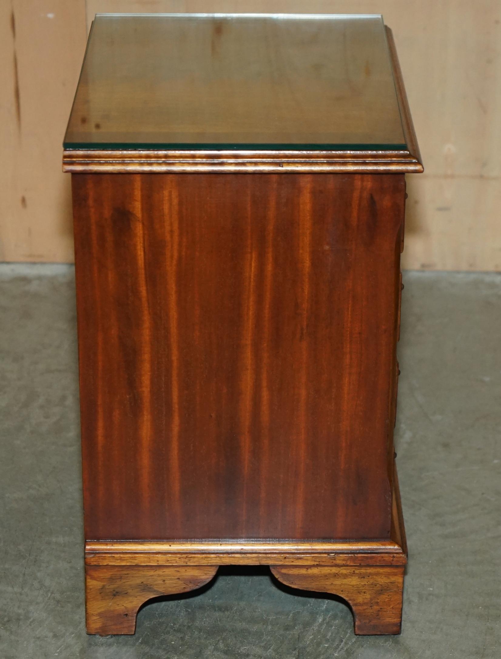 Vetro Coppia di comodini in legno massello fiammato, comodini a misura di comodino, cassettiera, cassettiera. in vendita