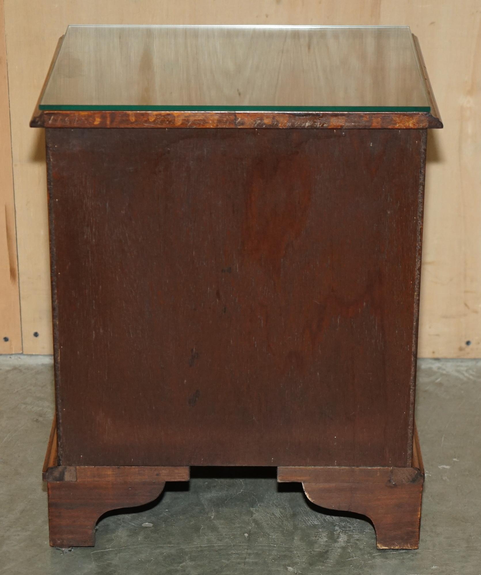 Coppia di comodini in legno massello fiammato, comodini a misura di comodino, cassettiera, cassettiera. in vendita 1