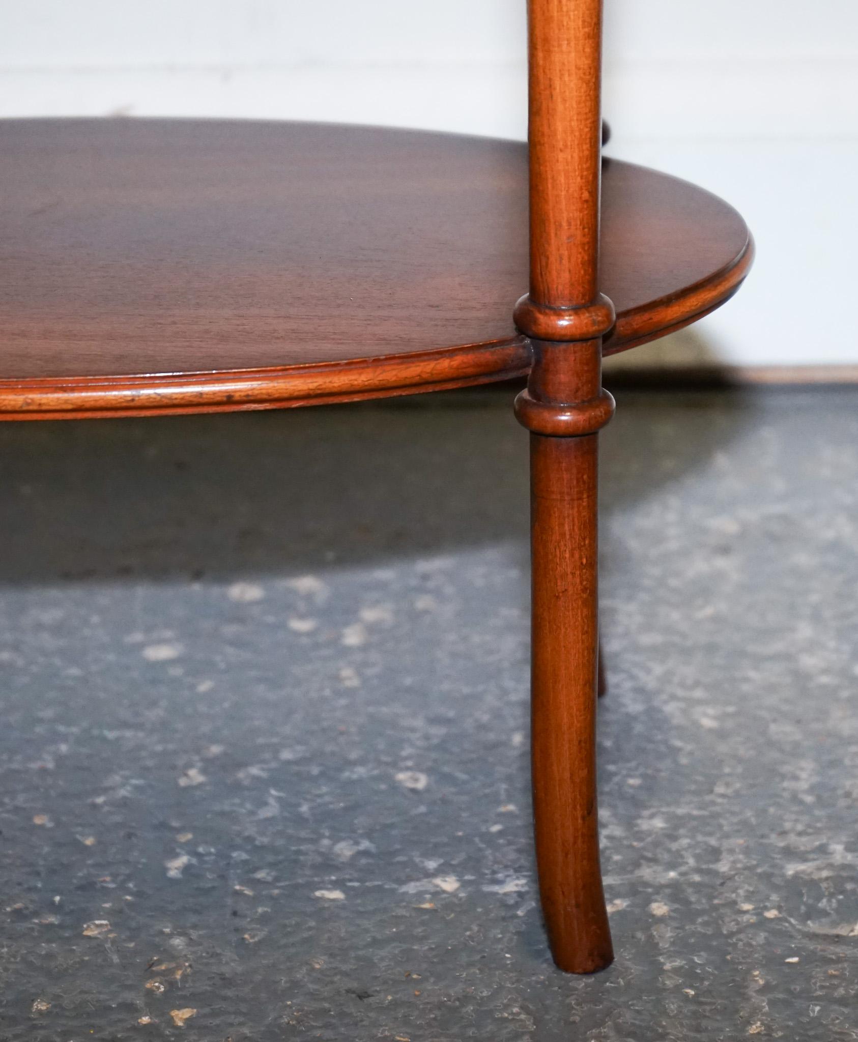 VINTAGE PAIR OF FLAMED MAHOGANY OVAL SIDE END WINE LAMP TABLE GALLERY RAiL TOP For Sale 3