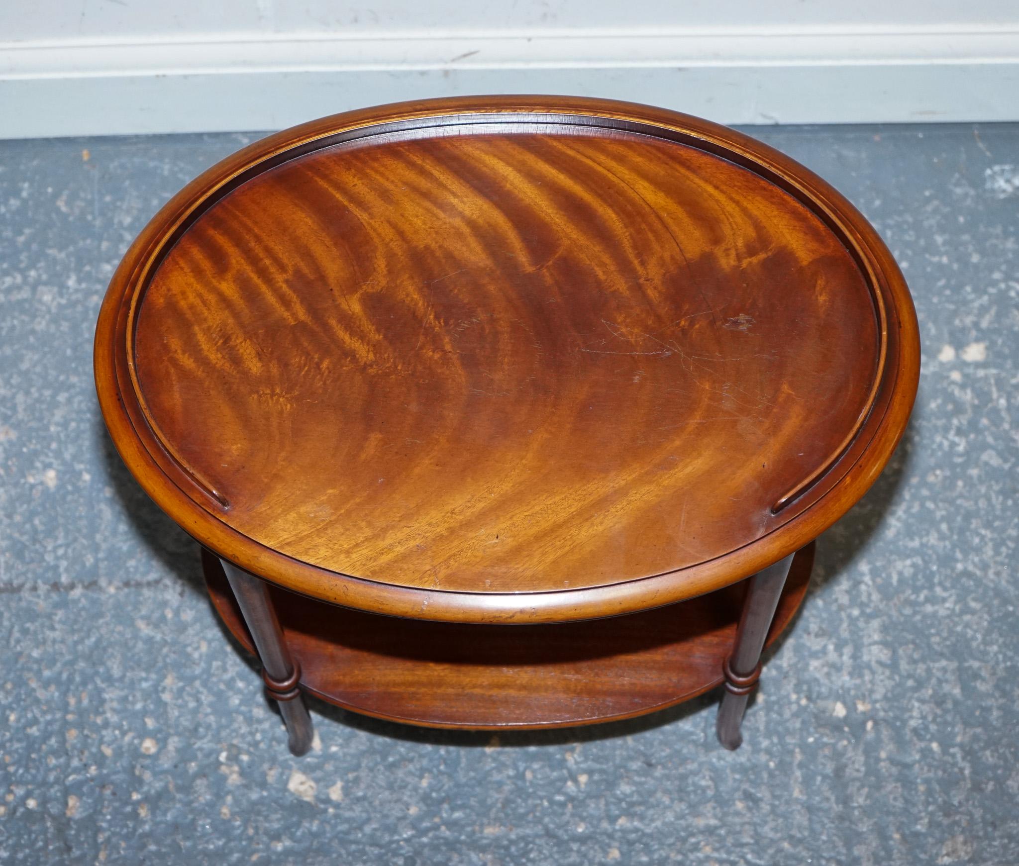 VINTAGE PAIR OF FLAMED MAHOGANY OVAL SIDE END WINE LAMP TABLE GALLERY RAiL TOP For Sale 4