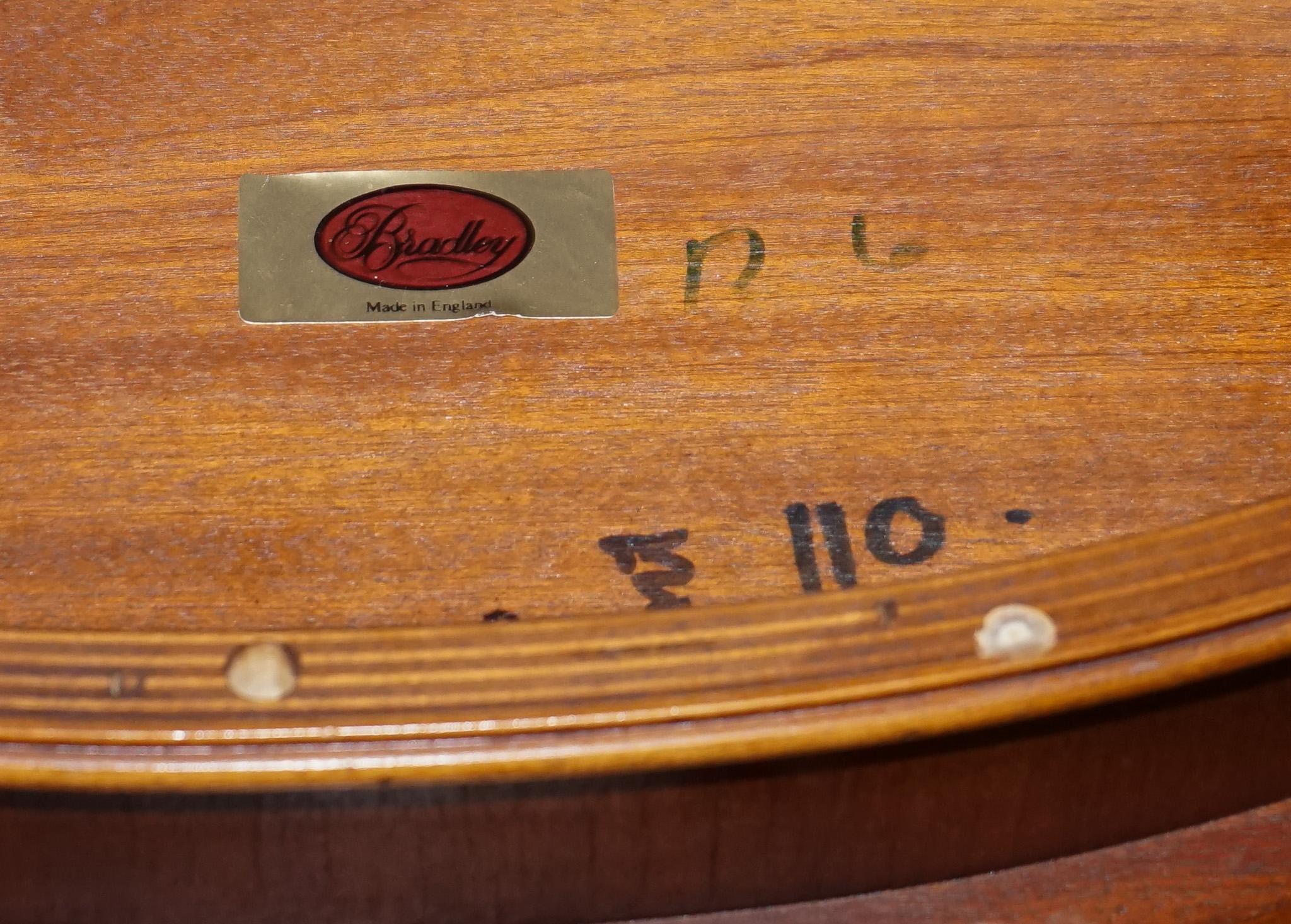 VINTAGE PAIR OF FLAMED MAHOGANY OVAL SIDE END WINE LAMP TABLE GALLERY RAiL TOP For Sale 6