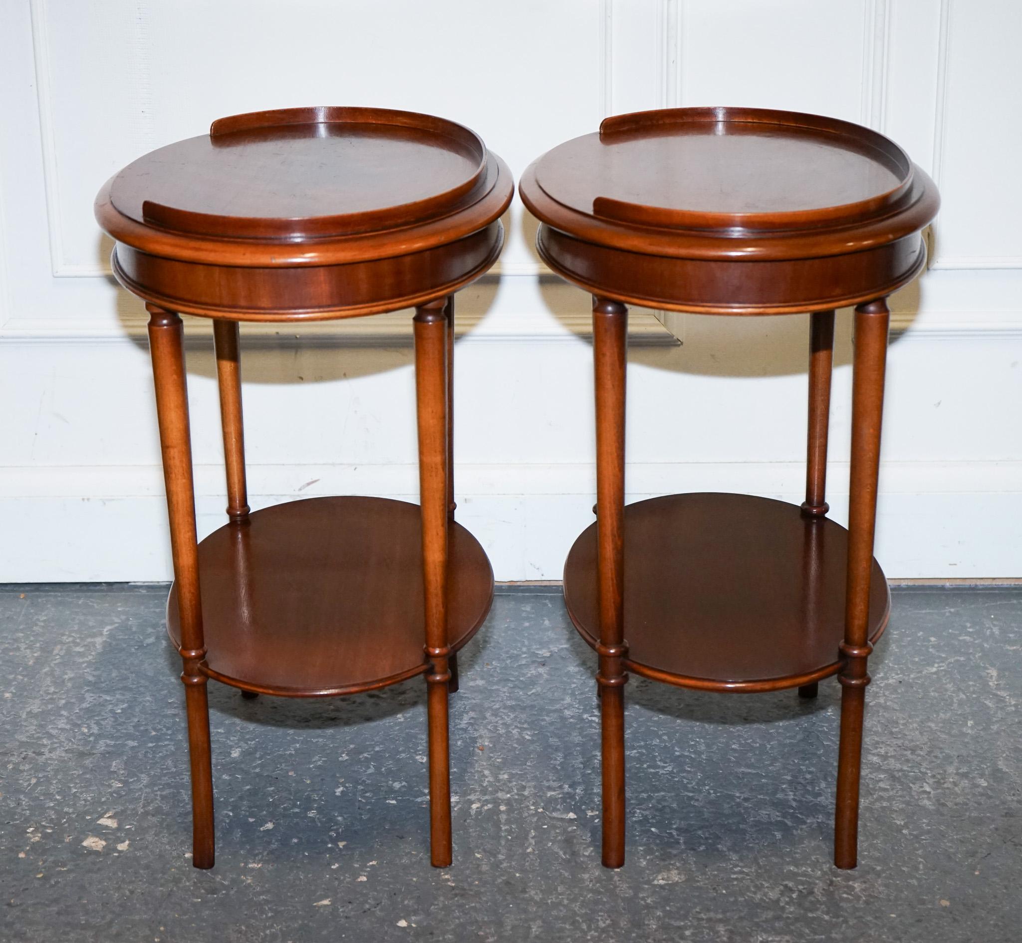 British VINTAGE PAIR OF FLAMED MAHOGANY OVAL SIDE END WINE LAMP TABLE GALLERY RAiL TOP For Sale