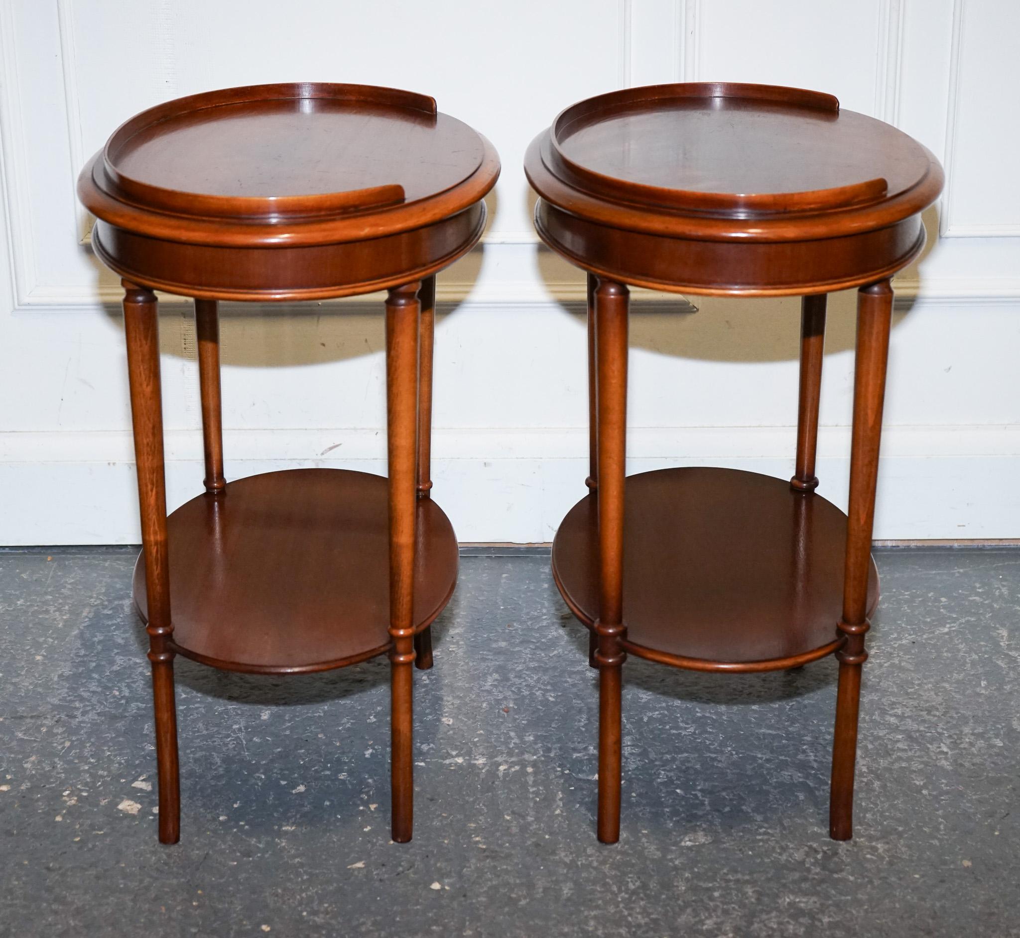 Hand-Crafted VINTAGE PAIR OF FLAMED MAHOGANY OVAL SIDE END WINE LAMP TABLE GALLERY RAiL TOP For Sale