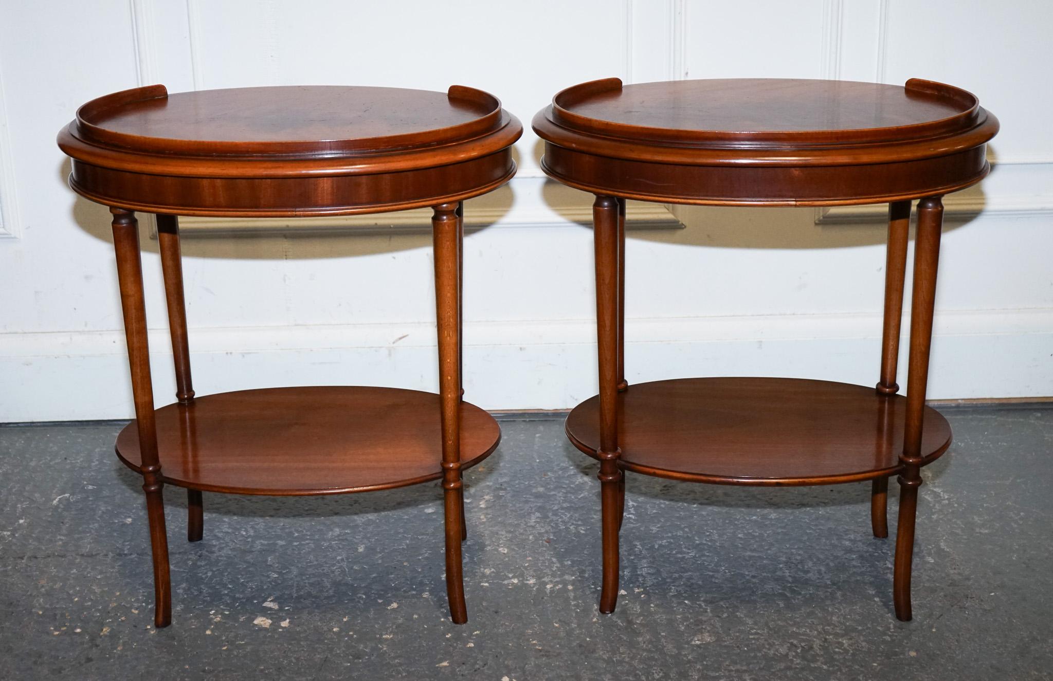 VINTAGE PAIR OF FLAMED MAHOGANY OVAL SIDE END WINE LAMP TABLE GALLERY RAiL TOP In Good Condition For Sale In Pulborough, GB