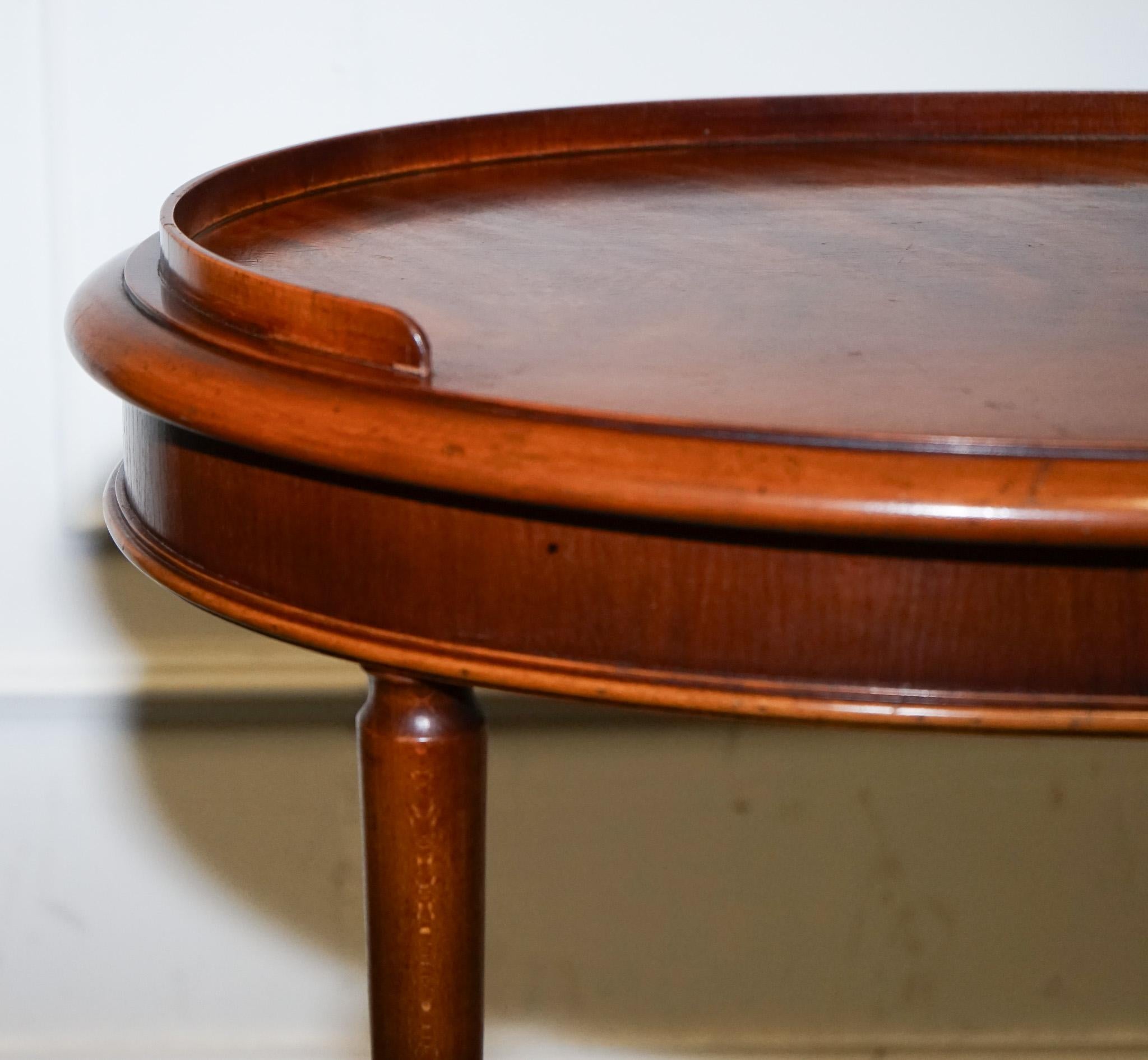 VINTAGE PAIR OF FLAMED MAHOGANY OVAL SIDE END WINE LAMP TABLE GALLERY RAiL TOP For Sale 2