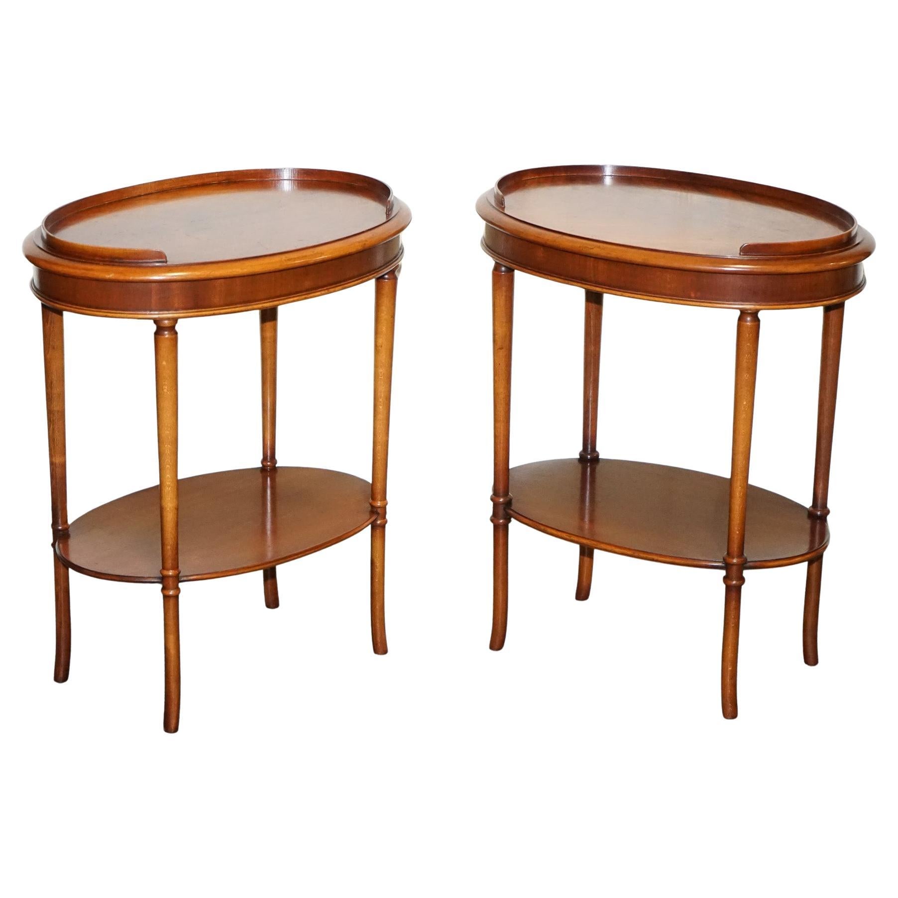 VINTAGE PAIR OF FLAMED MAHOGANY OVAL SIDE END WINE LAMP TABLE GALLERY RAiL TOP For Sale