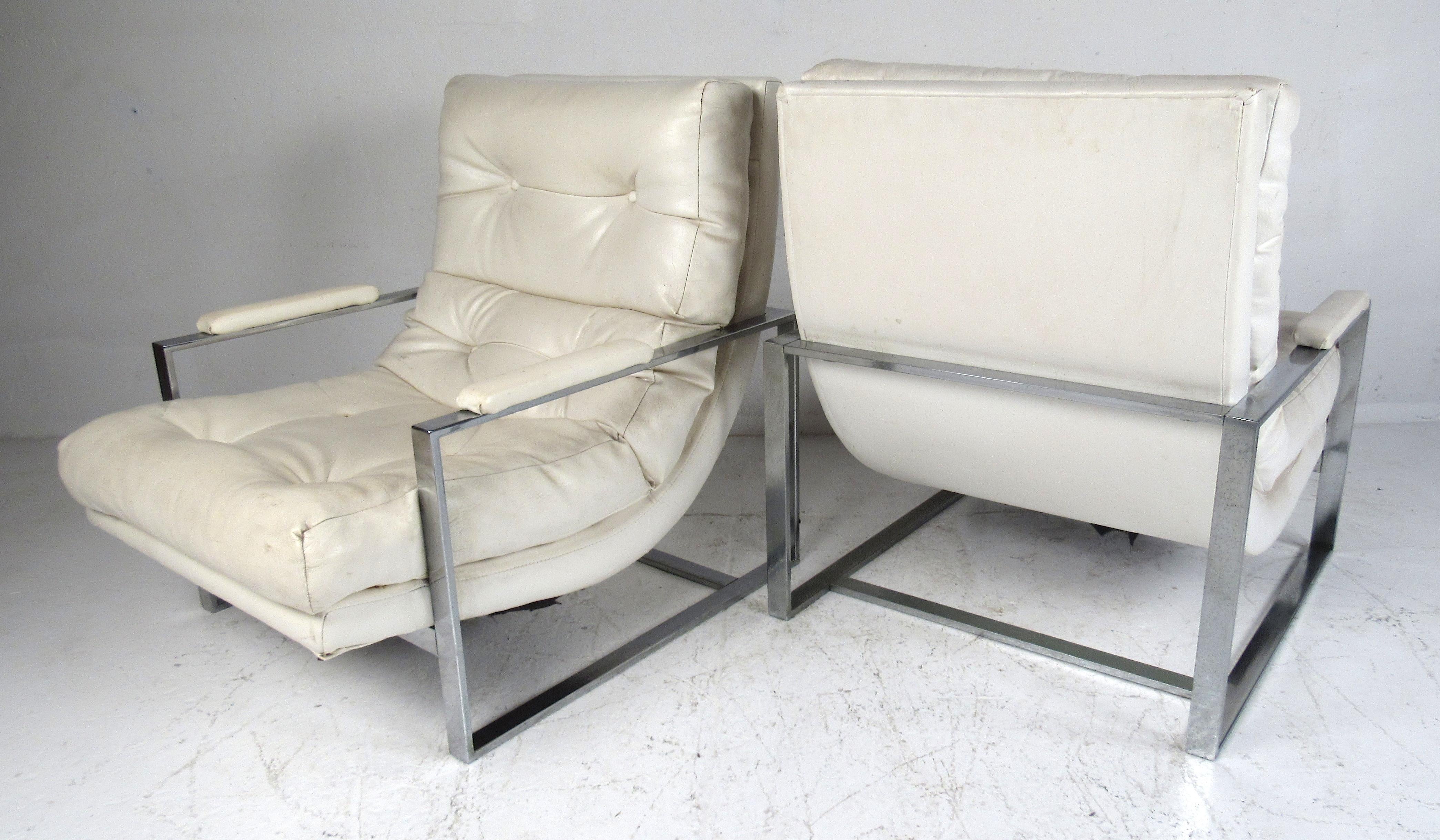 Mid-Century Modern Paire de chaises longues en chrome et vinyle à barre plate