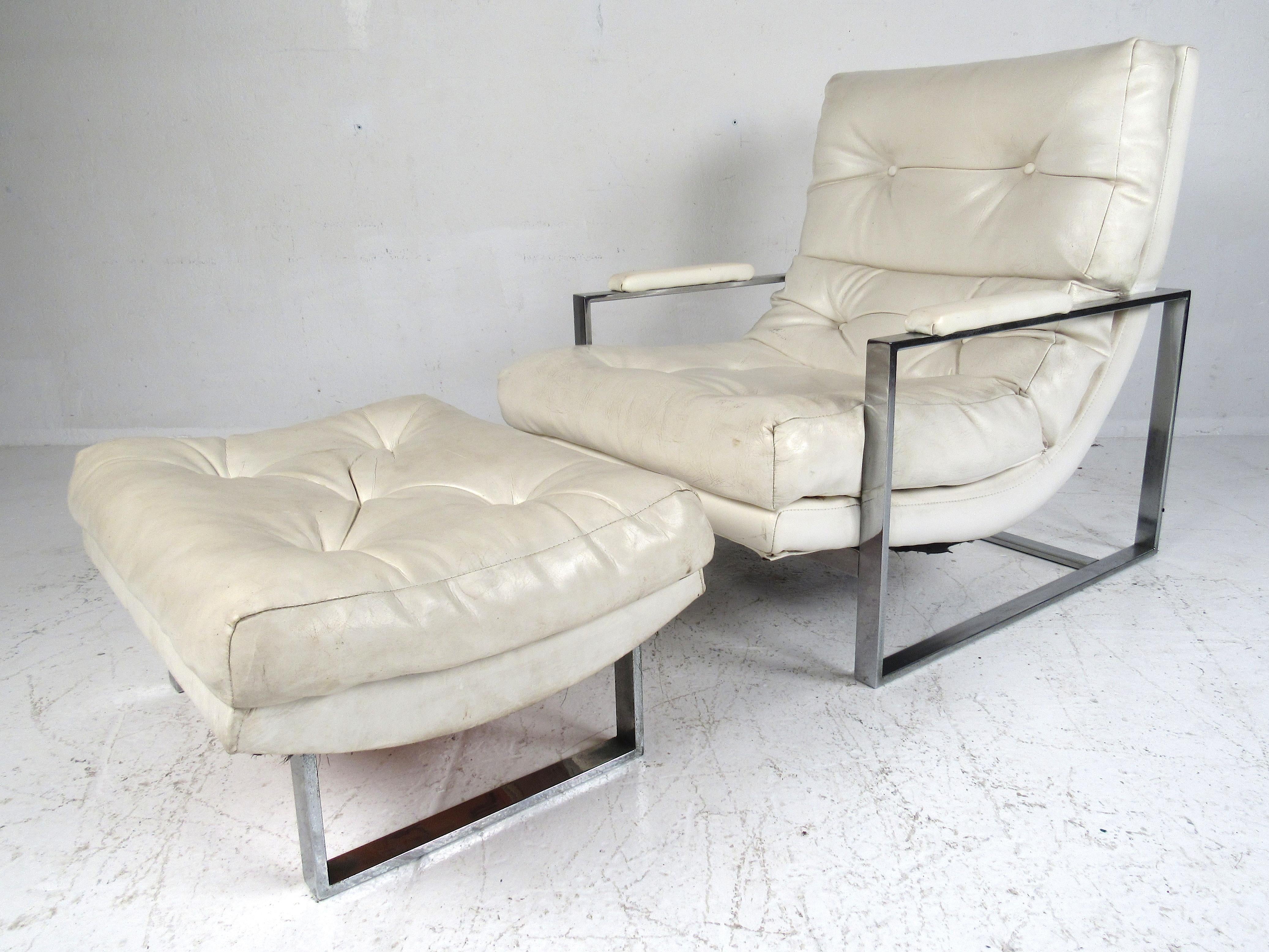 Mid-Century Modern Vintage Pair of Flat Bar Chrome and Vinyl Lounge Chairs For Sale