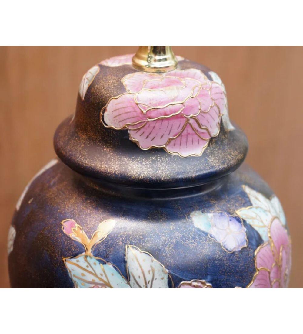 Paire de lampes vintage à motifs floraux peints à la main en bleu marine en vente 3