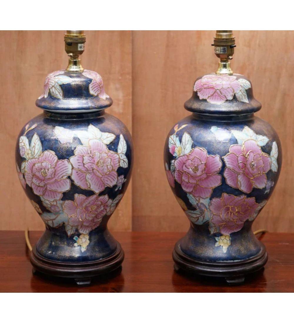Britannique Paire de lampes vintage à motifs floraux peints à la main en bleu marine en vente